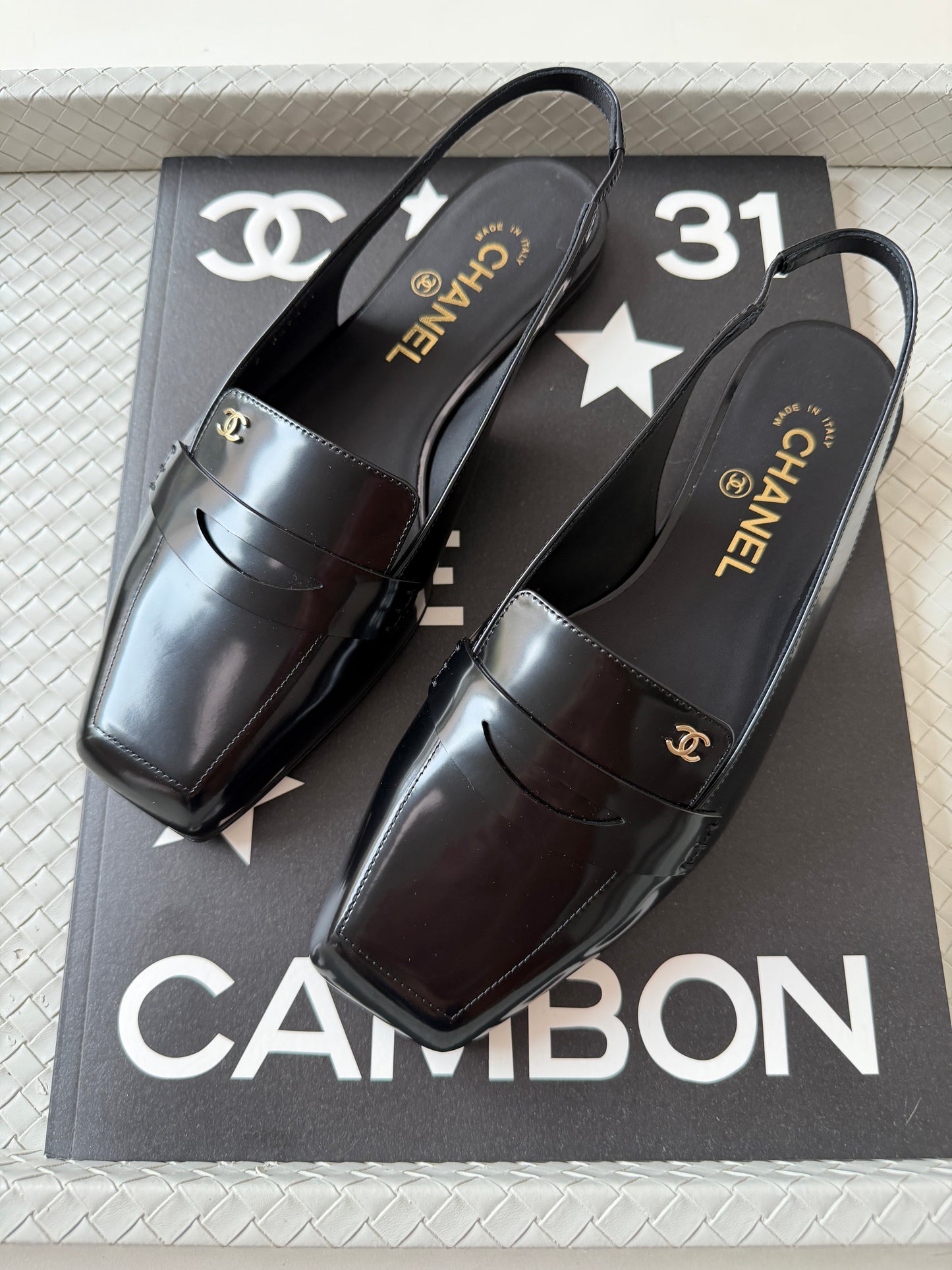 CHANEL F/W 2026 BLACK SHINY CALFSKIN LEATHER SLINGBACK LOAFER SHOES GOLD CC LOGO BLAZY