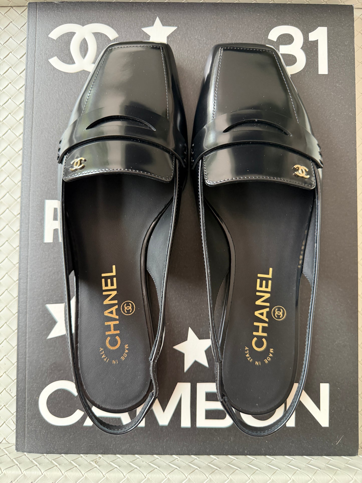 CHANEL F/W 2026 BLACK SHINY CALFSKIN LEATHER SLINGBACK LOAFER SHOES GOLD CC LOGO BLAZY
