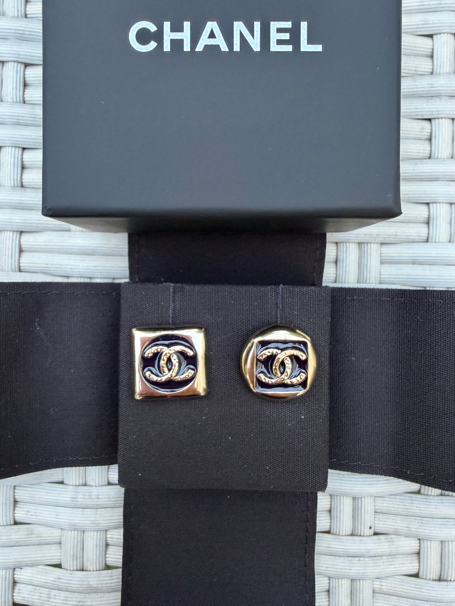 2026 C CHANEL RUNWAY SQUARE ROUND CC LOGO BLUE ENAMEL GOLD TONE EARRINGS STUDS