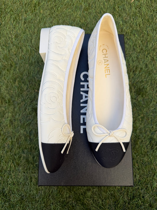 CHANEL WHITE LOGO CAMELLIA EMBOSSED EMBROIDERED FABRIC NYLON BALLET BALLERINA FLATS CAP TOE