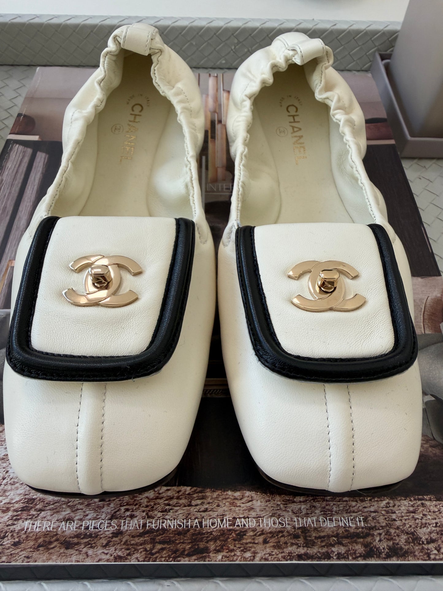 Chanel SS 26 Blazy Ivory Lambskin Square Toe CC Logo Turn-lock Crunchy Ballet Flats