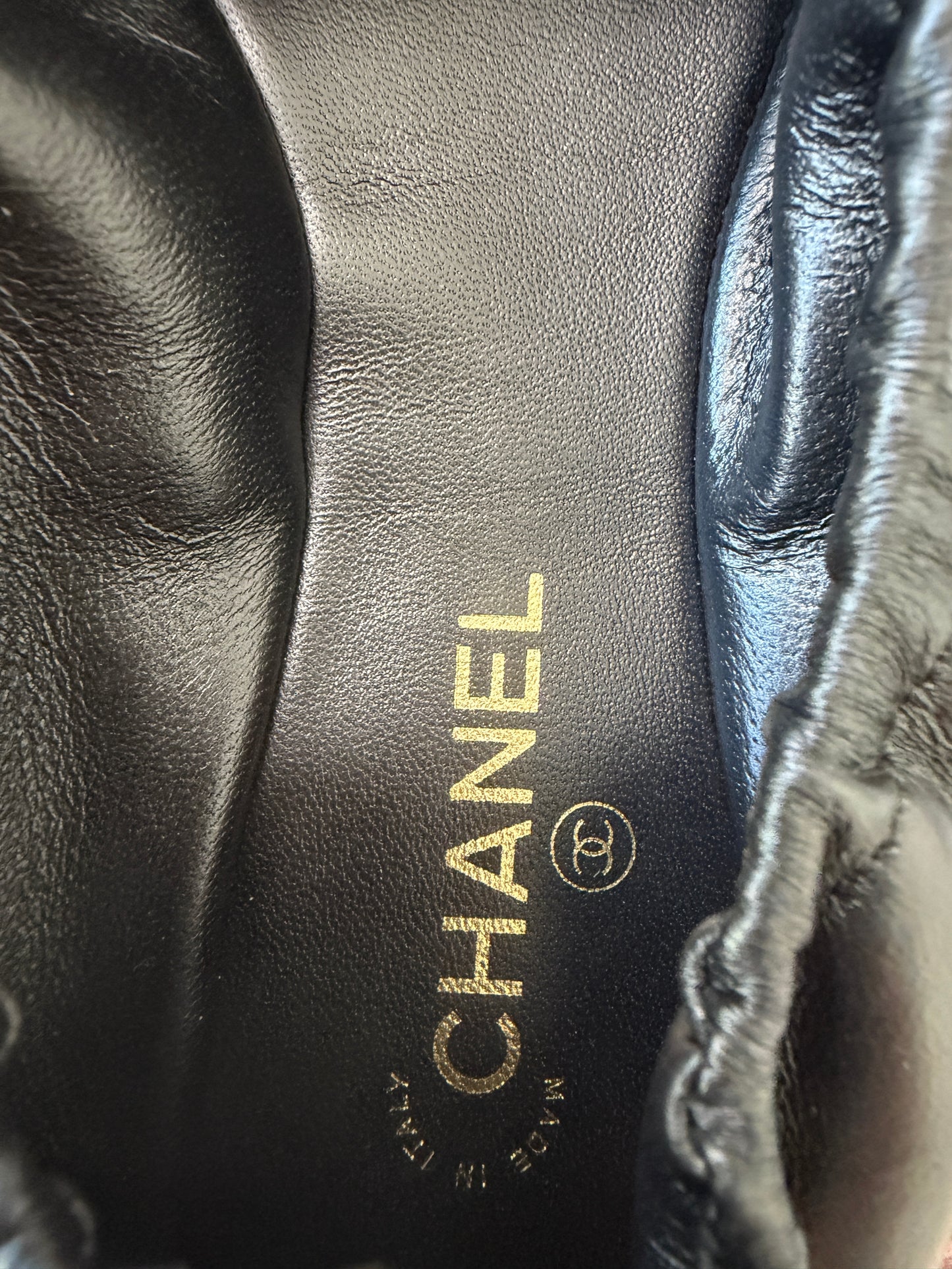 Chanel SS 26 Blazy Black Lambskin Square Toe CC Logo Turn-lock Crunchy Ballet Flats