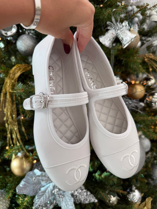 CHANEL CC LOGO WHITE LEATHER CAP TOE MARYJANE BALLET FLATS WITH SILVER BUCKLE BALLERINA