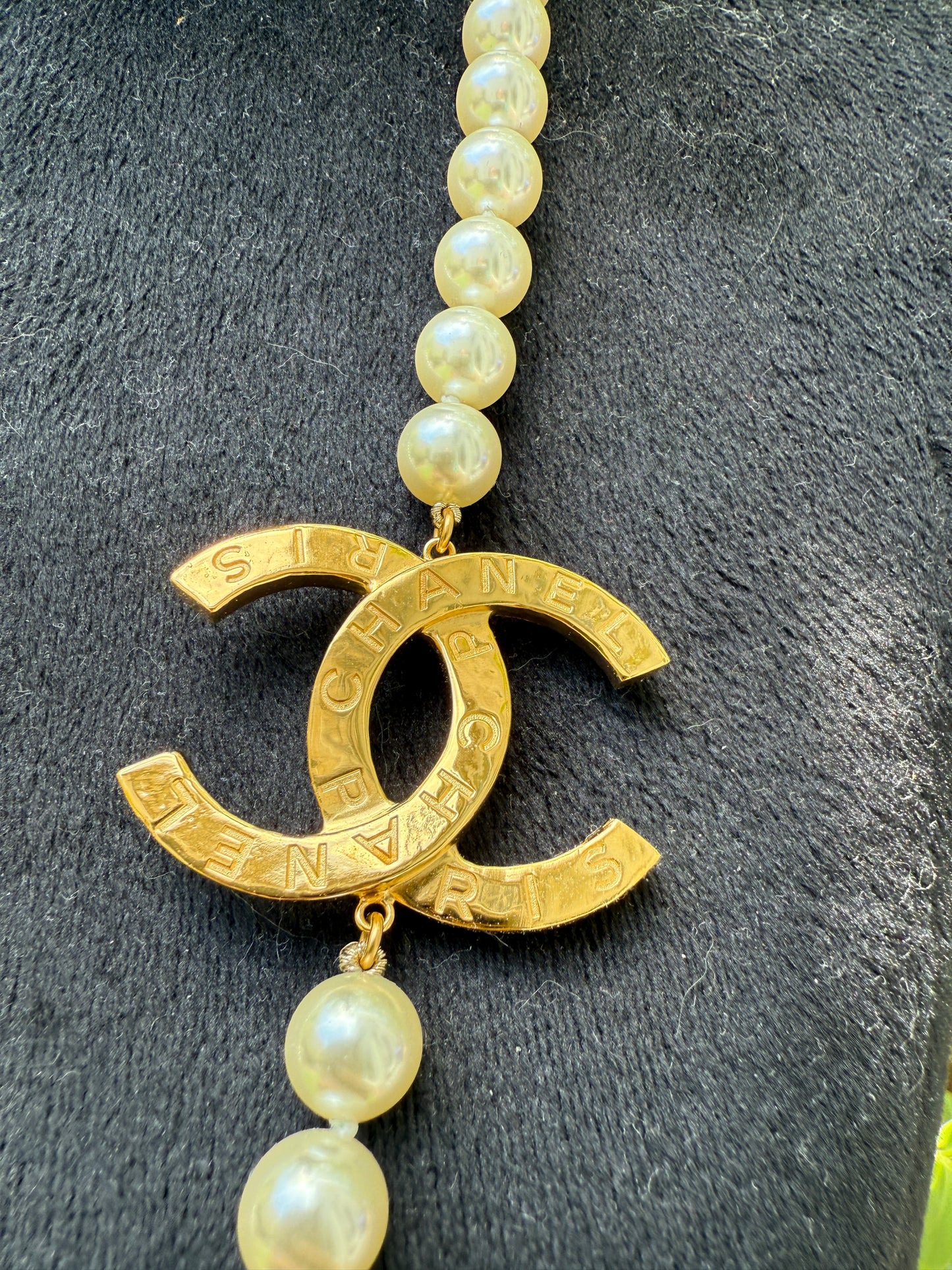 CHANEL 2023A GOLD TONE ICONIC BIG CC LOGO WHITE PEARLS NECKLACE BUTTON CHARM LONG