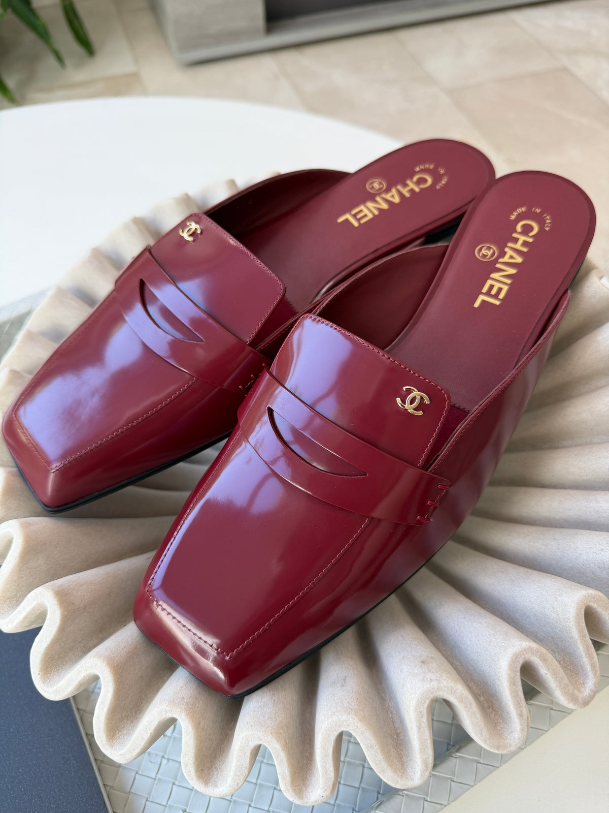 CHANEL F/W 2026 BURGUNDY SHINY CALFSKIN LEATHER MULE LOAFERS  SQUARE TOE BLAZY MULES SLIDES