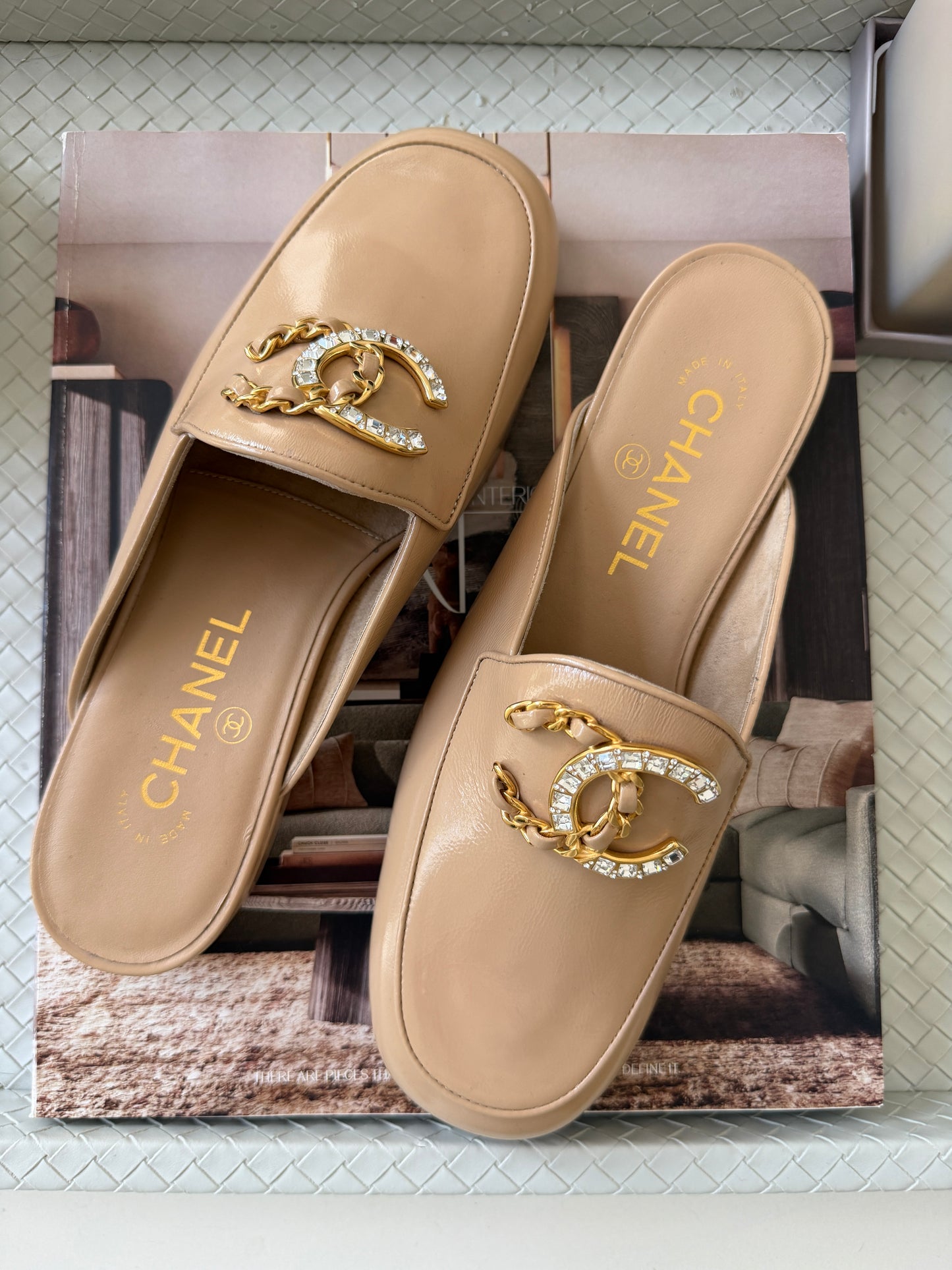 CHANEL GOLD CC LOGO WITH CRYSTALS CHAIN GOLD BEIGE NUDE PATENT LEATHER MULES SLIDES FLATS