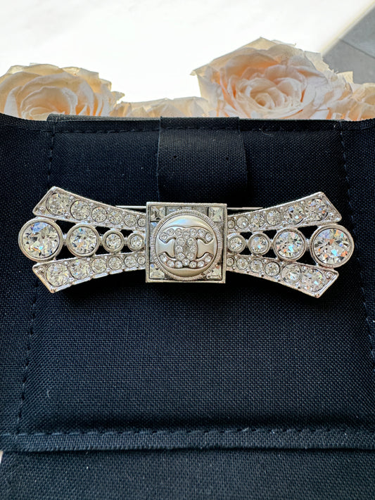 CHANEL 23S SILVER TONE BOW LARGE PEARL CC LOGO CRYSTAL CRYSTALS BROOCH PIN
