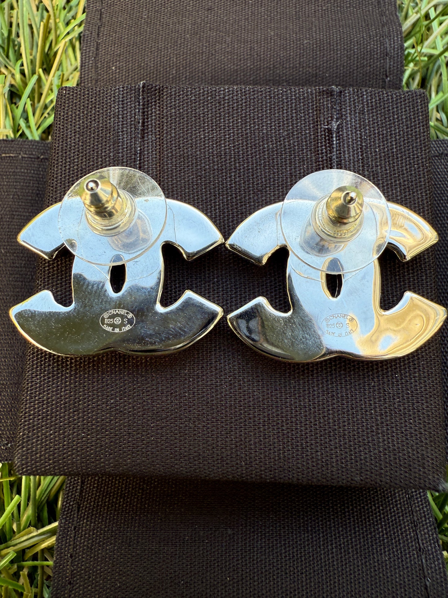 2025 25S CHANEL WHITE SILVER CC LOGO RESIN ENAMEL METAL STUDS EARRINGS SOLD OUT