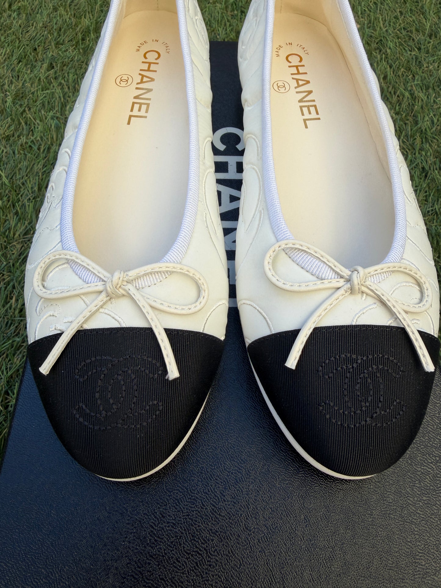 CHANEL WHITE LOGO CAMELLIA EMBOSSED EMBROIDERED FABRIC NYLON BALLET BALLERINA FLATS CAP TOE