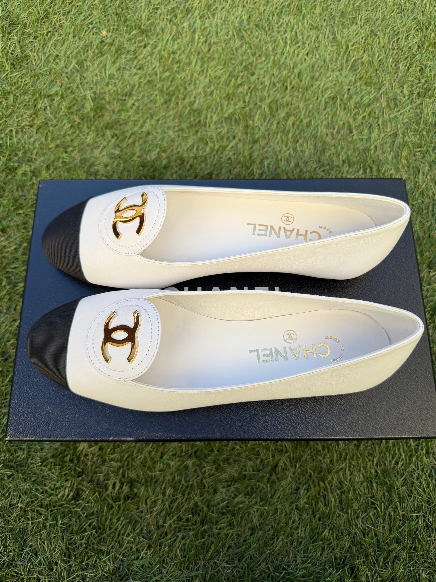 CHANEL SS 2026 CALFSKIN GROSGRAIN GOLD CC LOGO WHITE BLACK LEATHER CAPTOE MOCCASINS FLATS LOAFERS