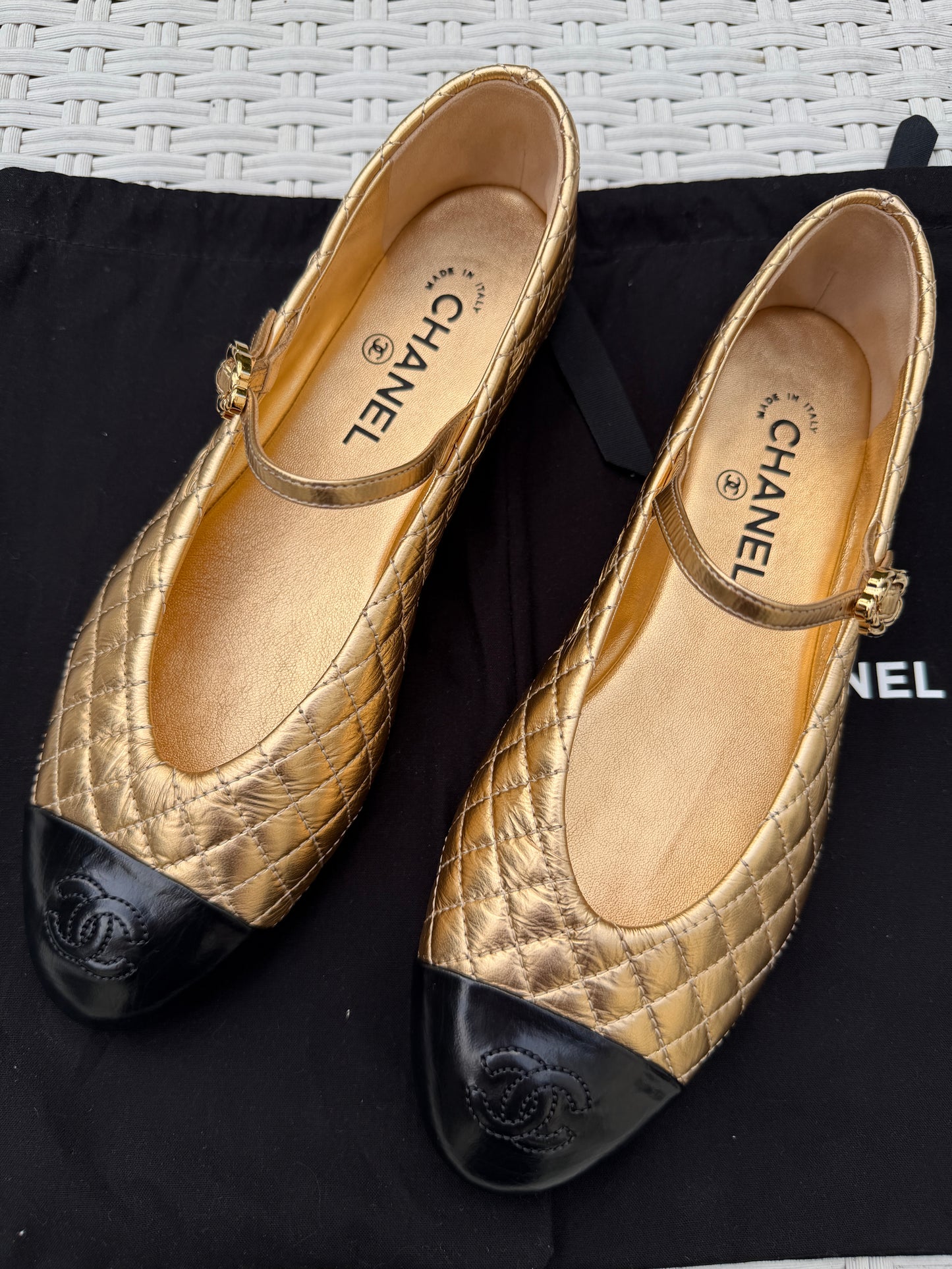 2025 CHANEL CC LOGO METALLIC GOLD LEATHER MARYJANE BALLET BALLERINA FLATS SHOES BUCKLE QUILTED PATENT BLACK CAP TOE
