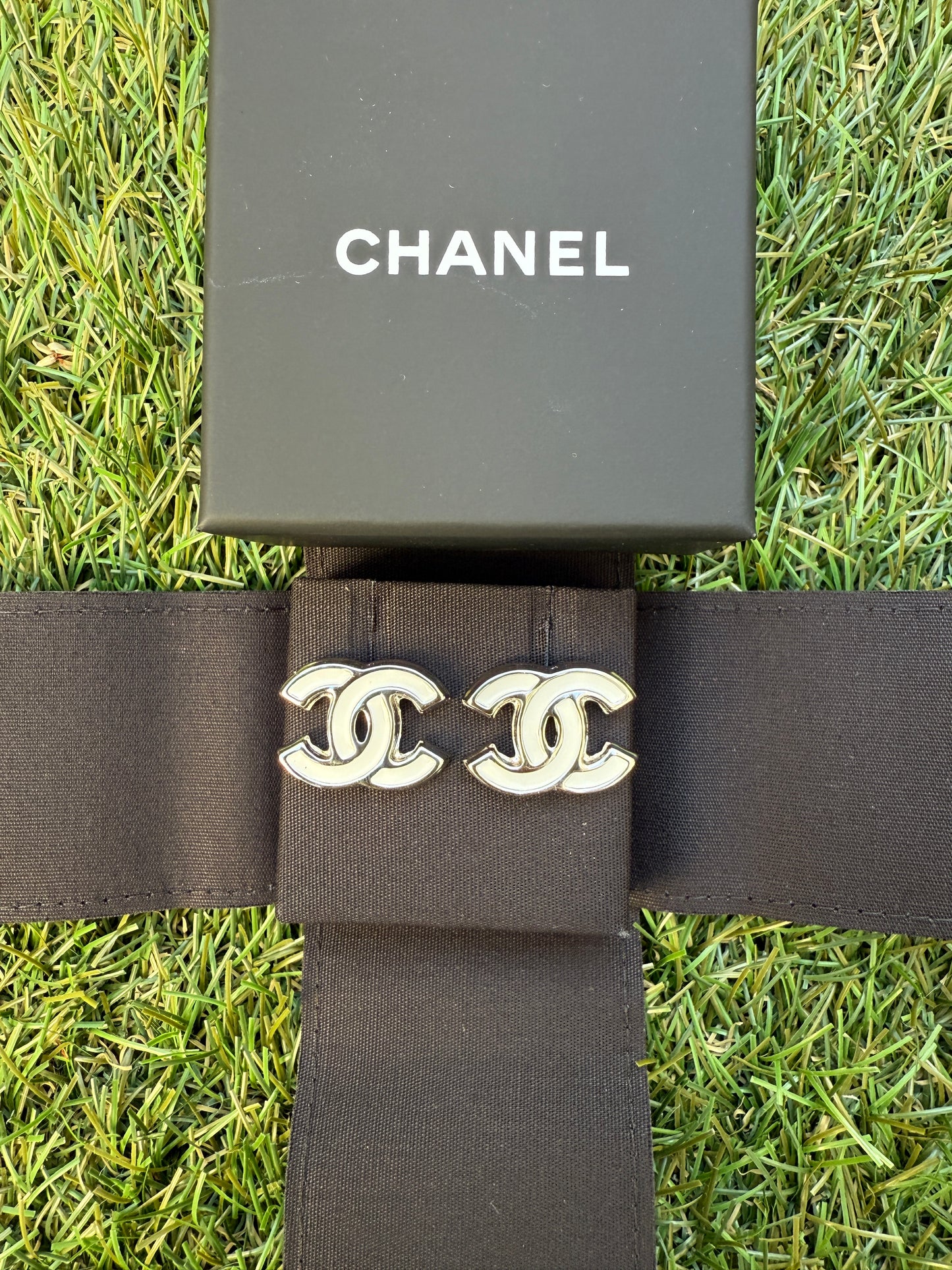 2025 25S CHANEL WHITE SILVER CC LOGO RESIN ENAMEL METAL STUDS EARRINGS SOLD OUT