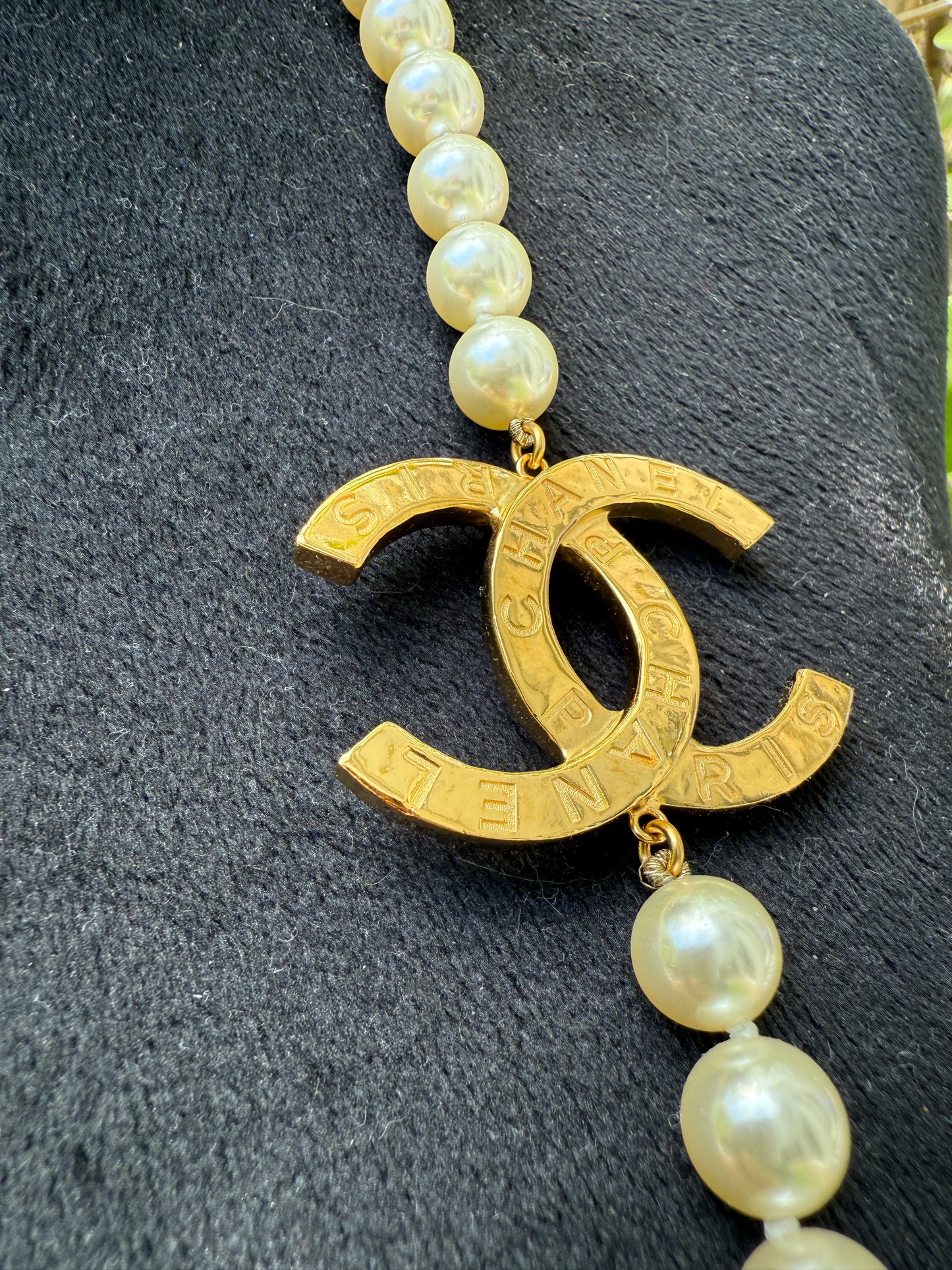CHANEL 2023A GOLD TONE ICONIC BIG CC LOGO WHITE PEARLS NECKLACE BUTTON CHARM LONG