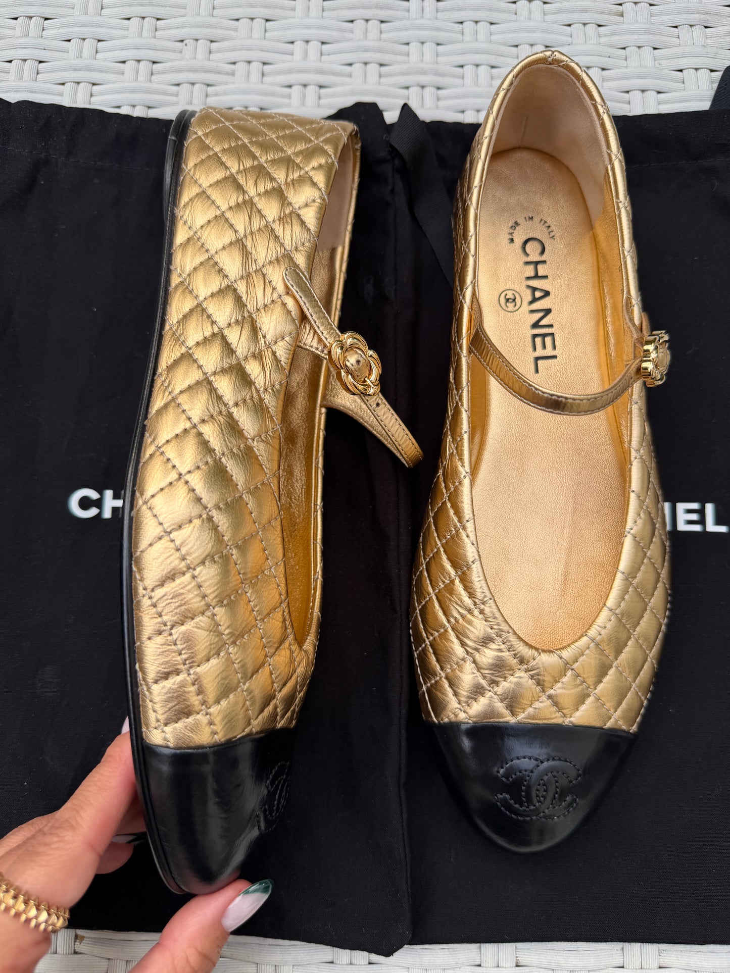 2025 CHANEL CC LOGO METALLIC GOLD LEATHER MARYJANE BALLET BALLERINA FLATS SHOES BUCKLE QUILTED PATENT BLACK CAP TOE