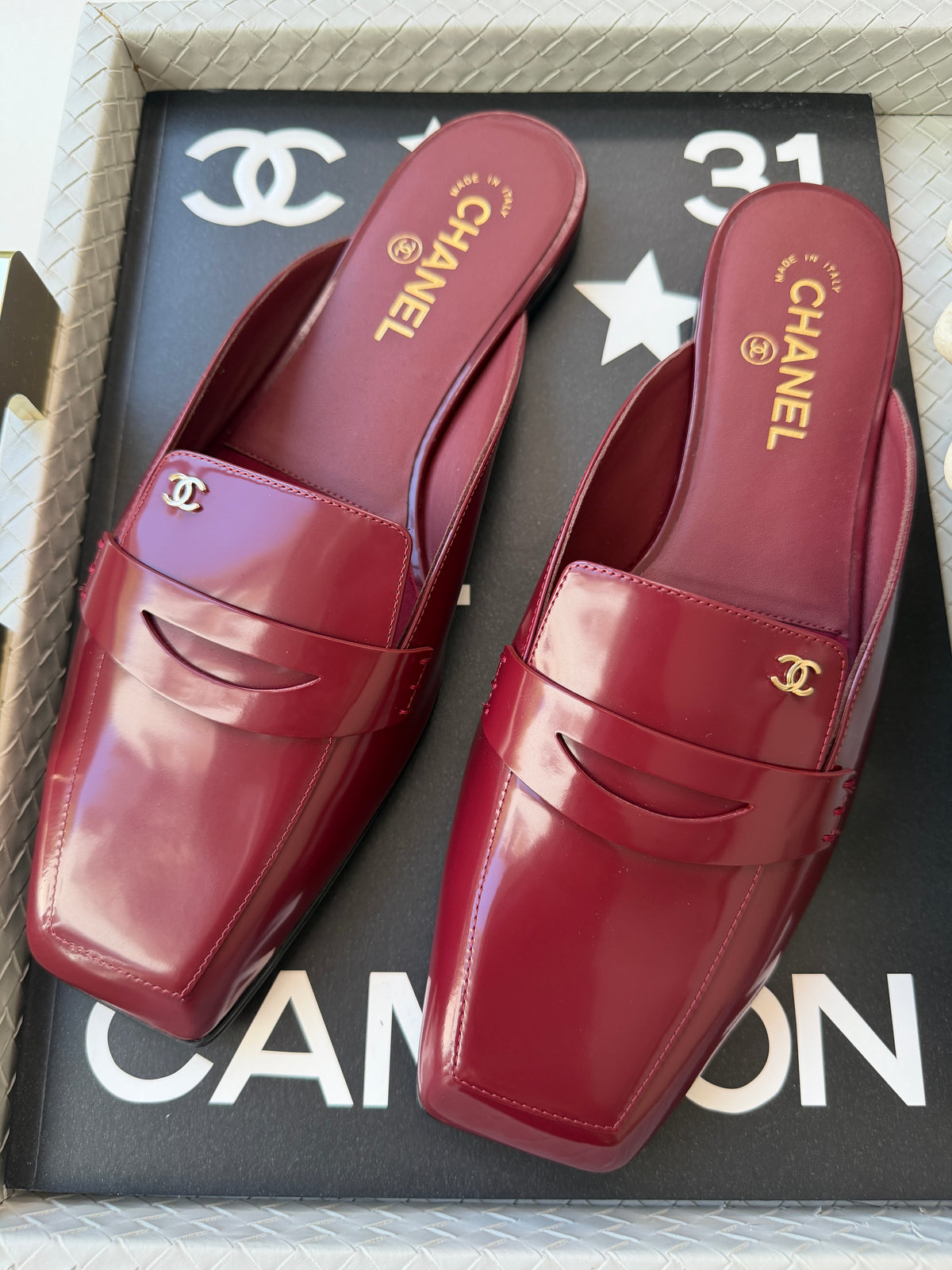 CHANEL F/W 2026 BURGUNDY SHINY CALFSKIN LEATHER MULE LOAFERS  SQUARE TOE BLAZY MULES SLIDES