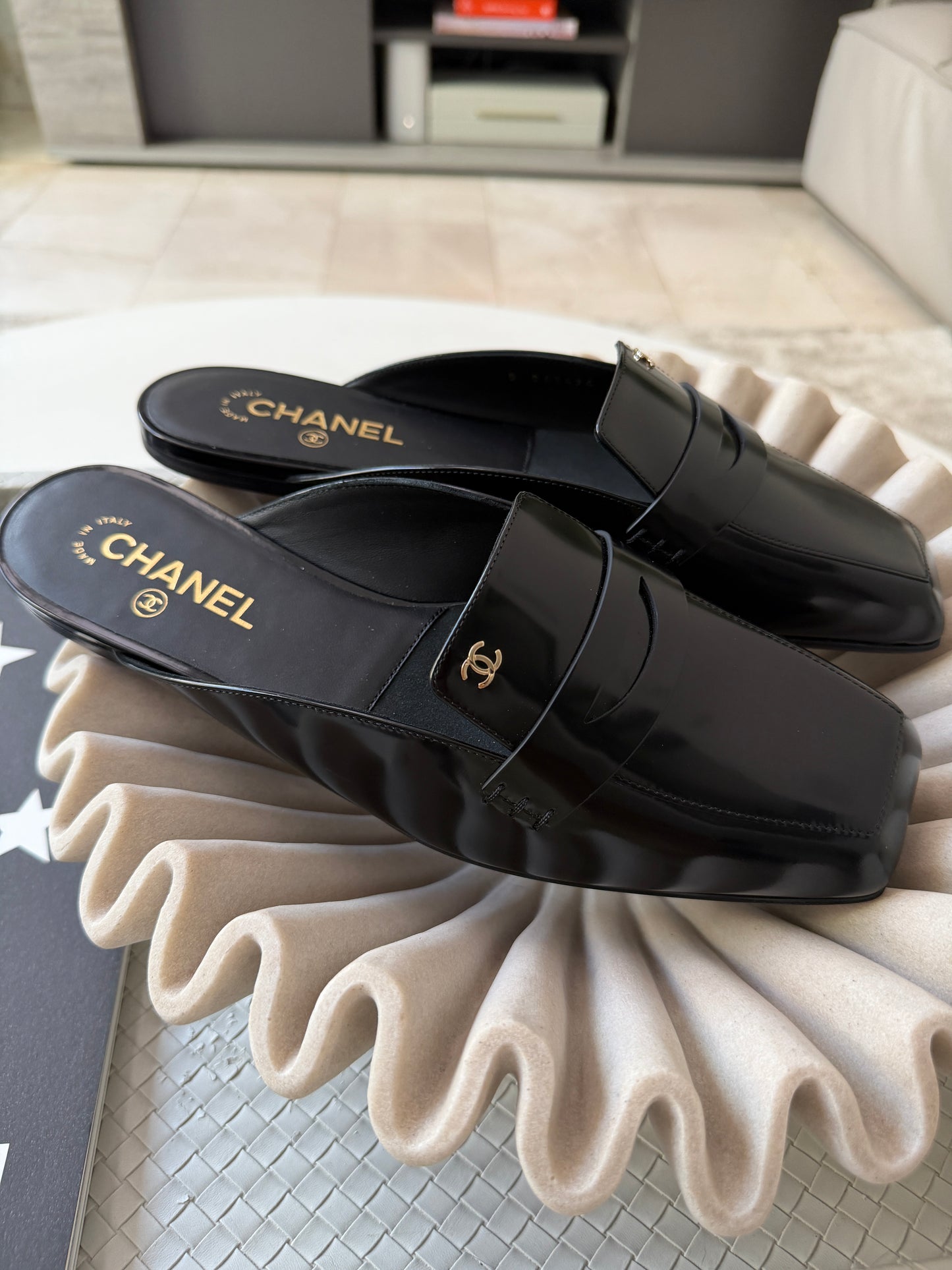 CHANEL F/W 2026 BLACK SHINY CALFSKIN LEATHER MULE LOAFERS  SQUARE TOE BLAZY MULES SLIDES