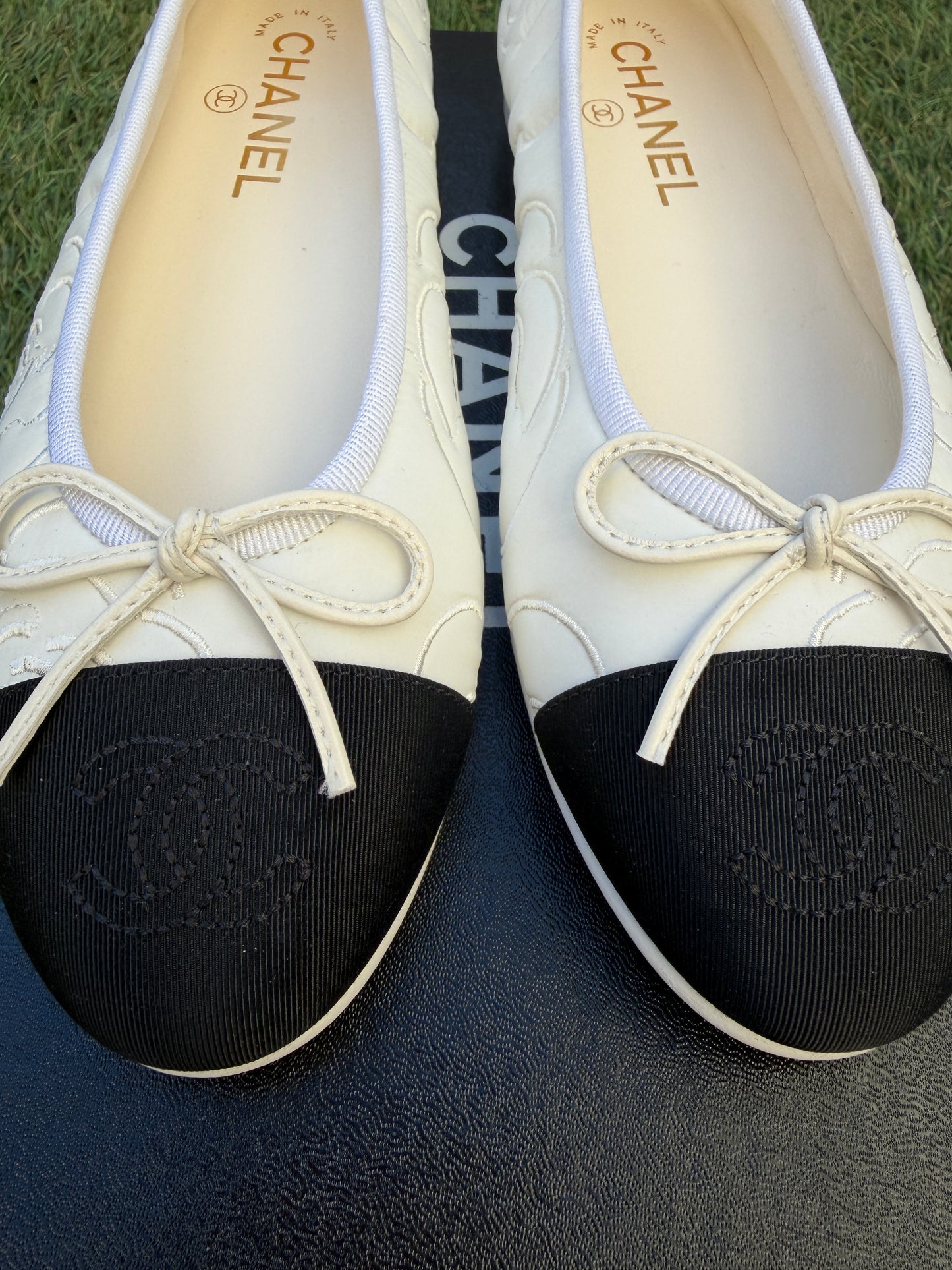 CHANEL WHITE LOGO CAMELLIA EMBOSSED EMBROIDERED FABRIC NYLON BALLET BALLERINA FLATS CAP TOE