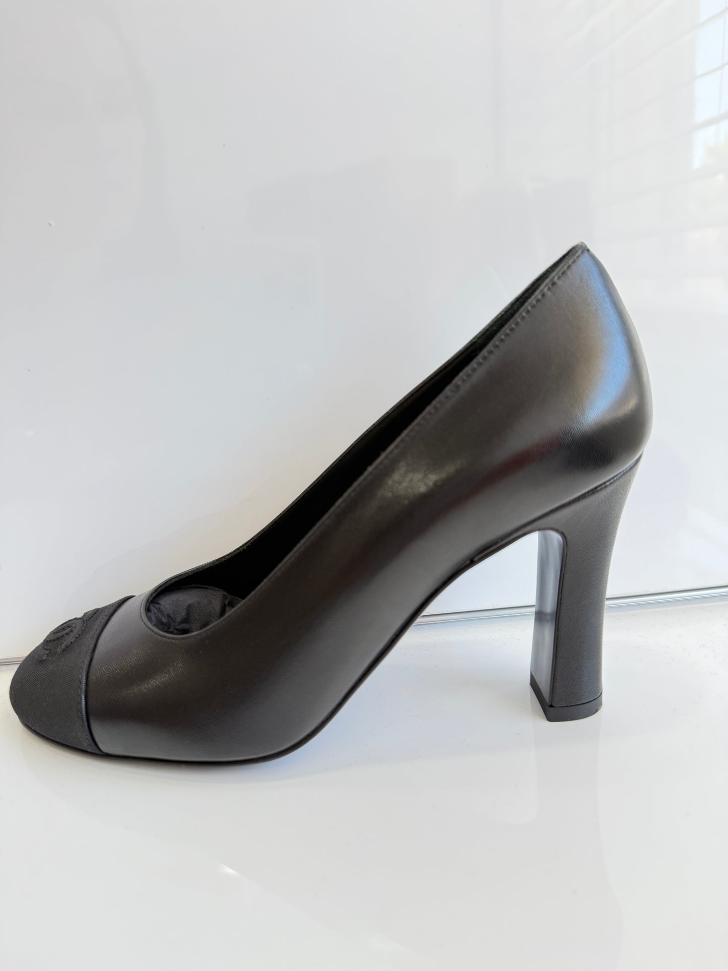 CHANEL CLASSIC CC LOGO GROSGRAIN CAP TOE BLACK LAMBSKIN LEATHER HEELS PUPMS