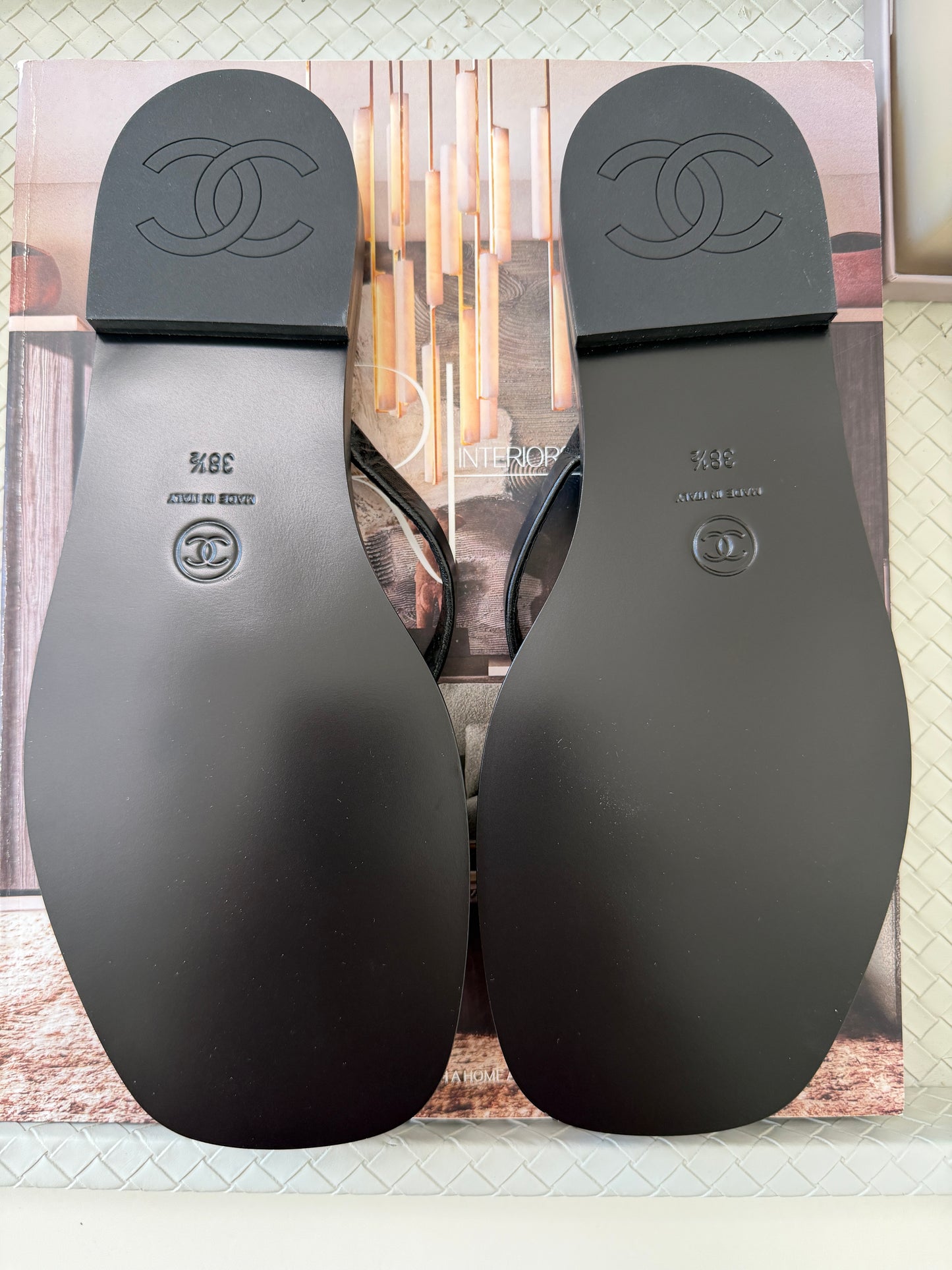 Chanel 2026 MÉTIERS D’ART Black Leather Gold CC Logo Flip Flops Slides Flat Sandals Thongs