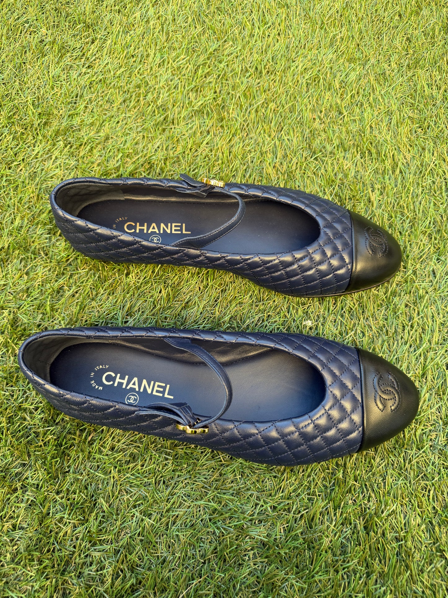 2025 CHANEL CC LOGO BLUE NAVY LEATHER MARYJANE BALLET BALLERINA FLATS SHOES GOLD BUCKLE QUILTED BLACK CAP TOE