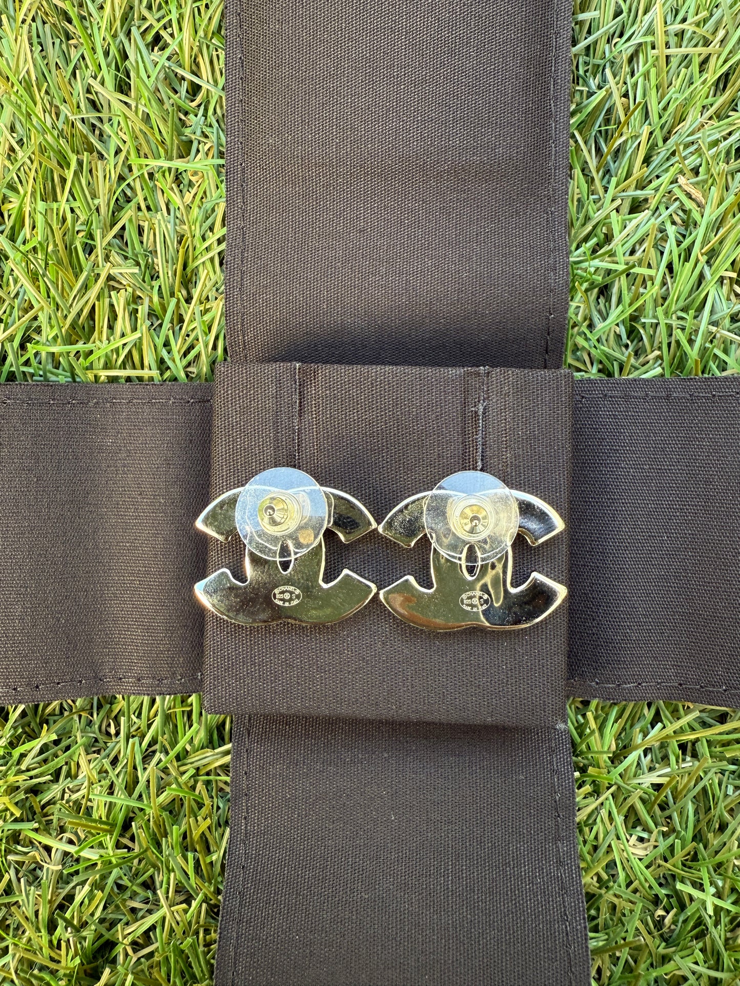 2025 25S CHANEL WHITE SILVER CC LOGO RESIN ENAMEL METAL STUDS EARRINGS SOLD OUT