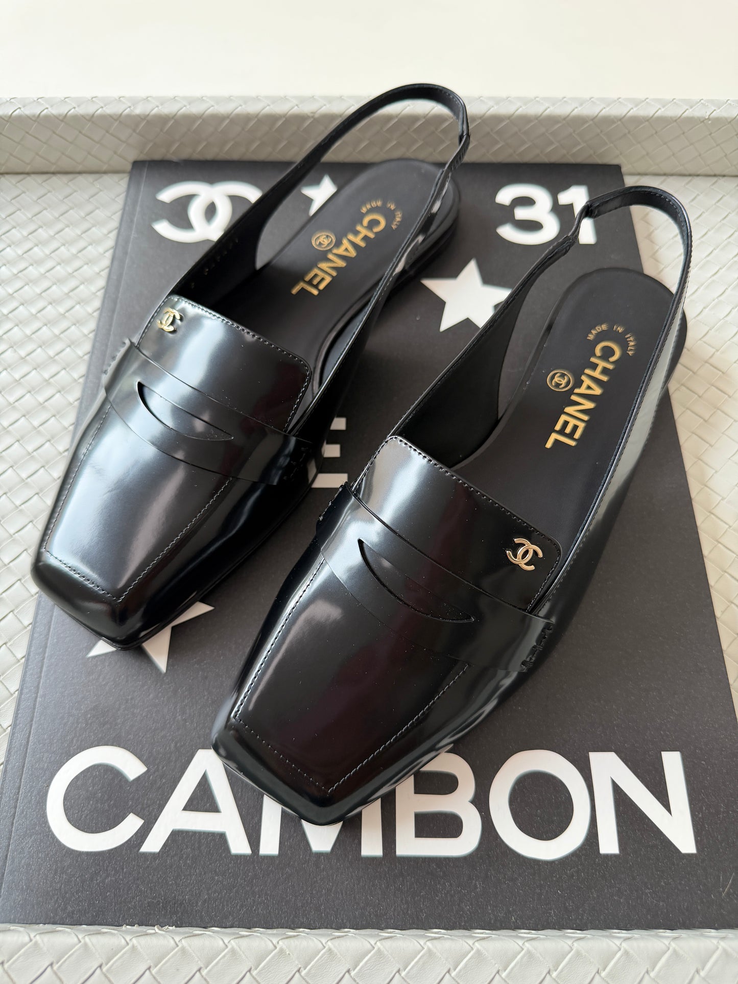 CHANEL F/W 2026 BLACK SHINY CALFSKIN LEATHER SLINGBACK LOAFER SHOES GOLD CC LOGO BLAZY