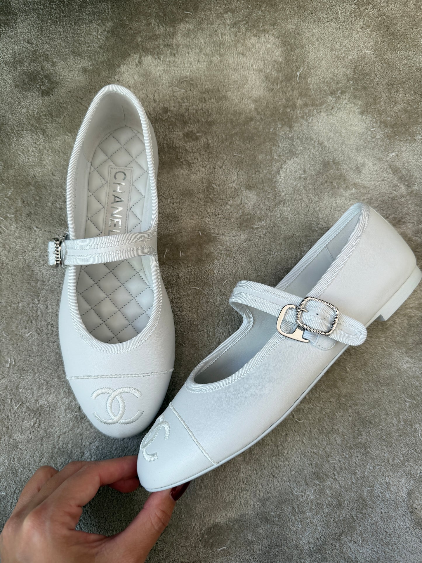 CHANEL CC LOGO WHITE LEATHER CAP TOE MARYJANE BALLET FLATS WITH SILVER BUCKLE BALLERINA