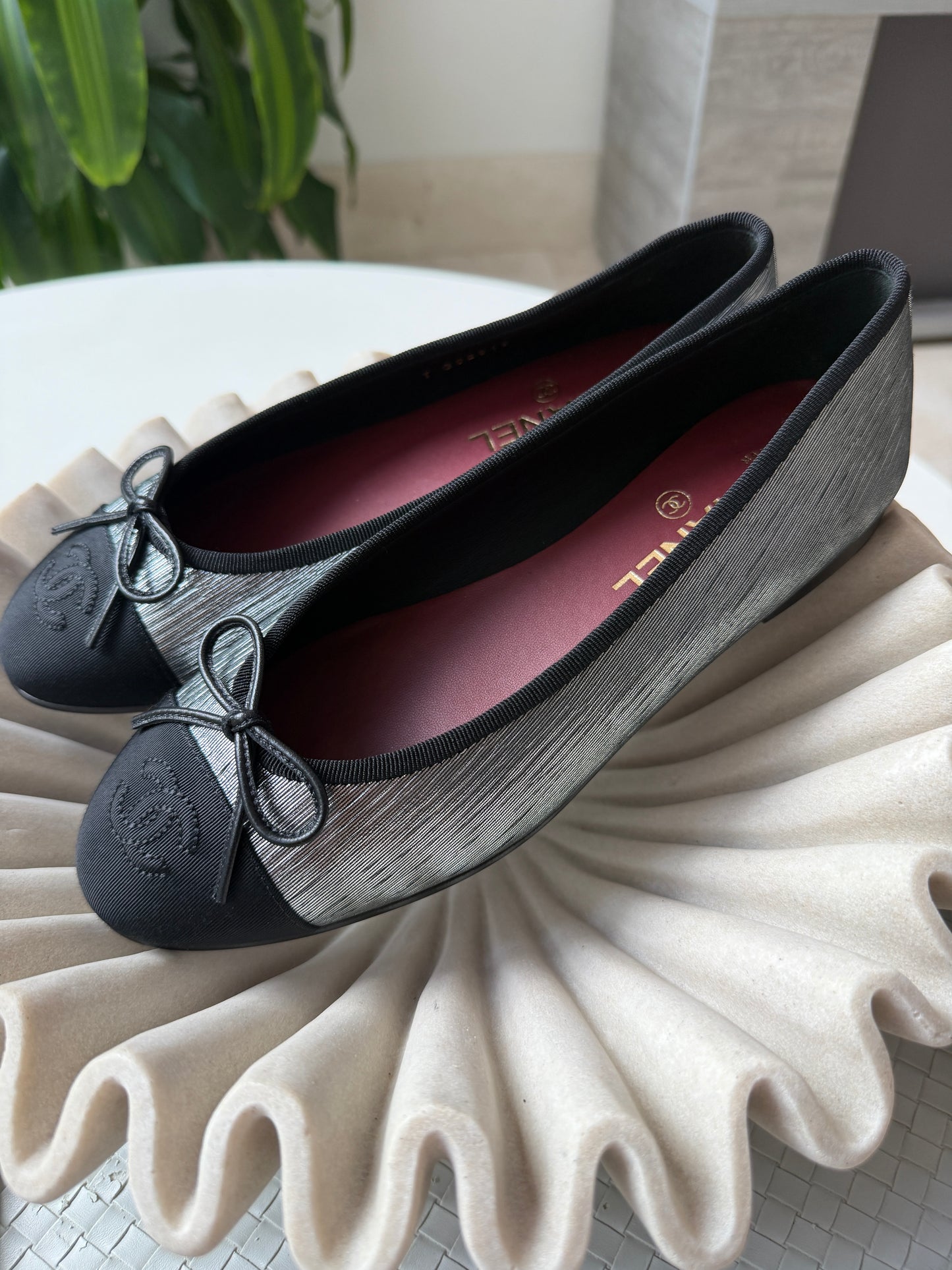 CHANEL SILVER BLACK GROSGRAIN CC LOGO CAP TOE 2026 BALLERINA BALLET FLATS
