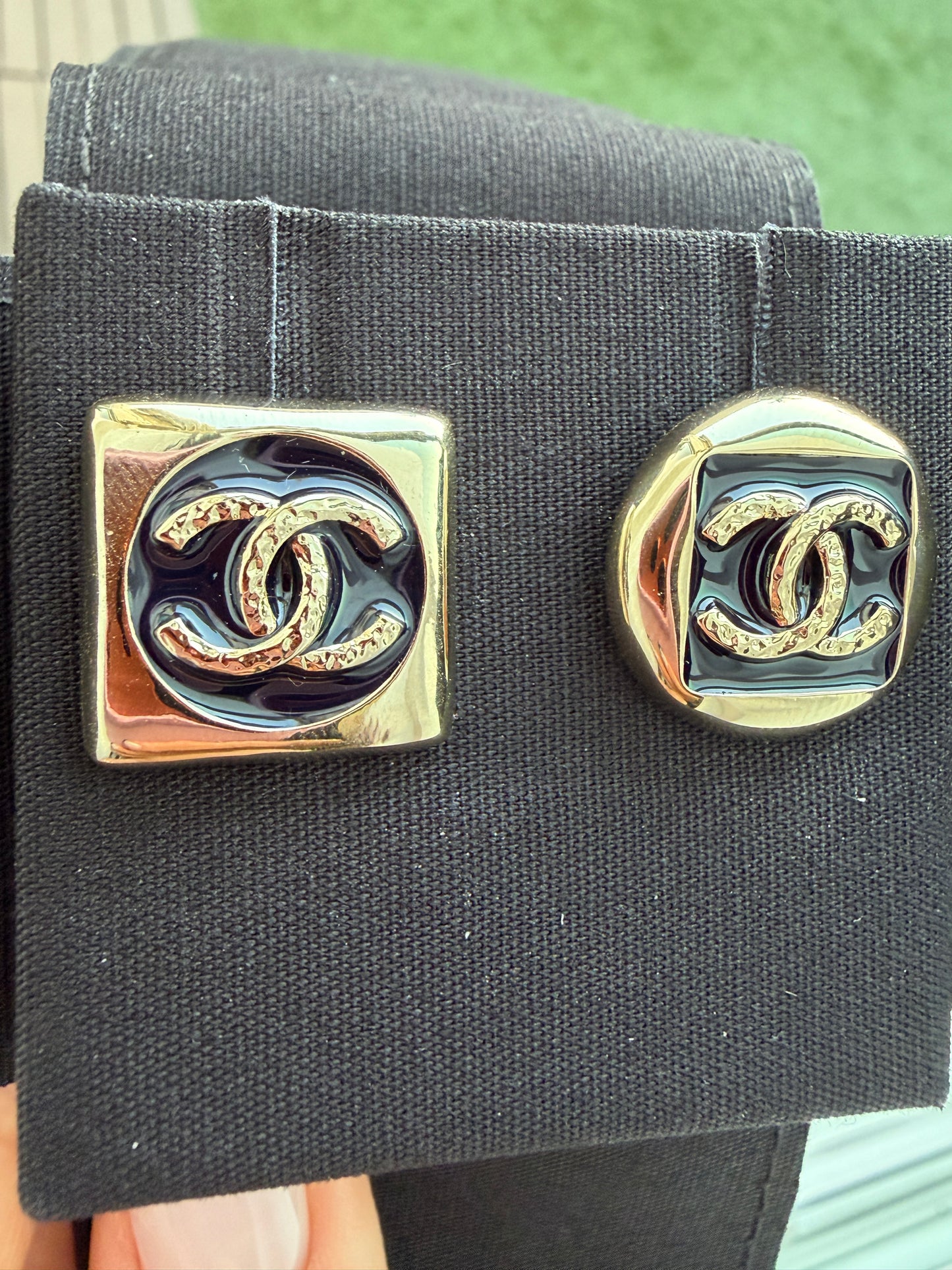 2026 C CHANEL RUNWAY SQUARE ROUND CC LOGO BLUE ENAMEL GOLD TONE EARRINGS STUDS