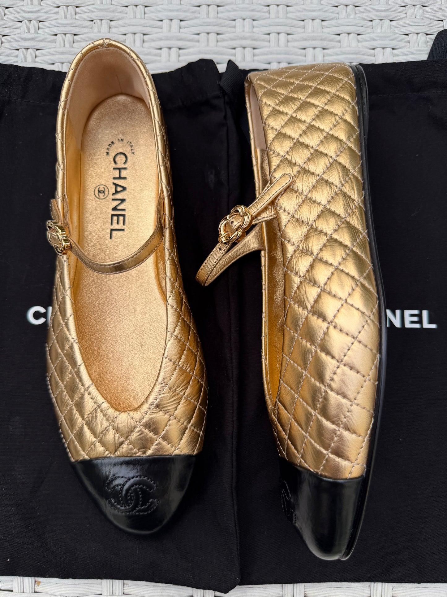 2025 CHANEL CC LOGO METALLIC GOLD LEATHER MARYJANE BALLET BALLERINA FLATS SHOES BUCKLE QUILTED PATENT BLACK CAP TOE