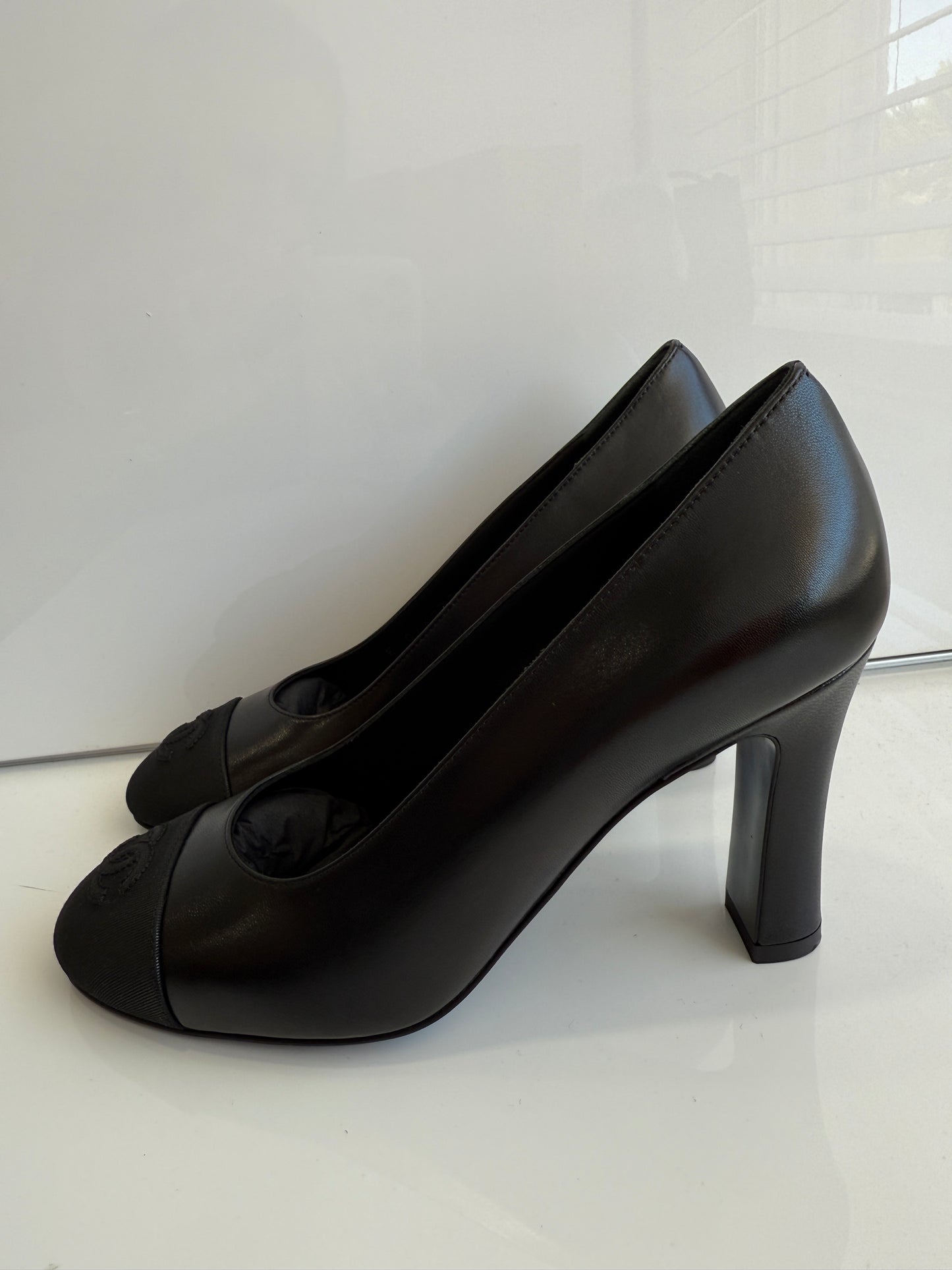 CHANEL CLASSIC CC LOGO GROSGRAIN CAP TOE BLACK LAMBSKIN LEATHER HEELS PUPMS