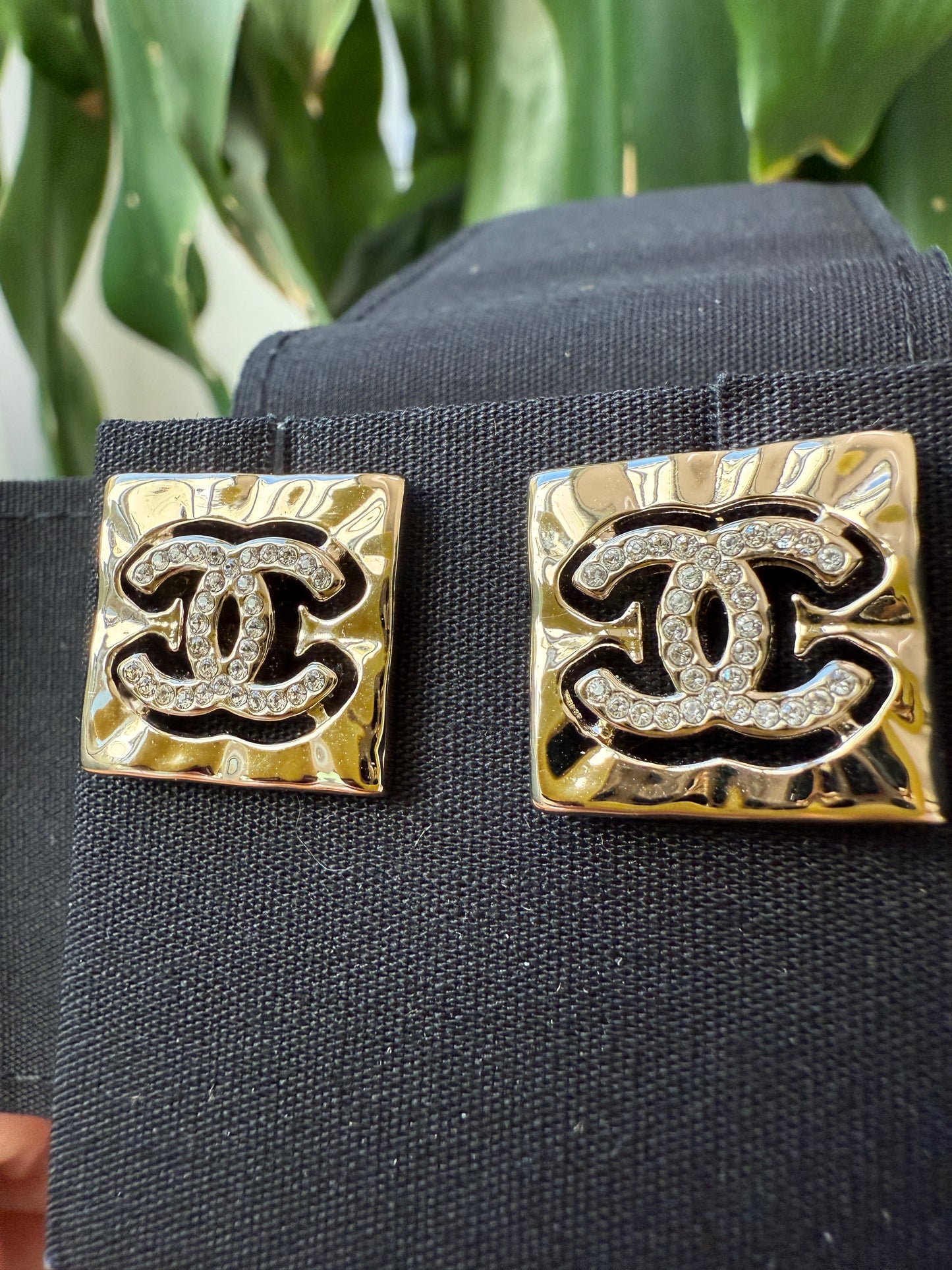 2022S CHANEL RUNWAY SQUARE GOLD CC LOGO WHITE CRYSTALS EARRINGS STUDS 22S STRASS