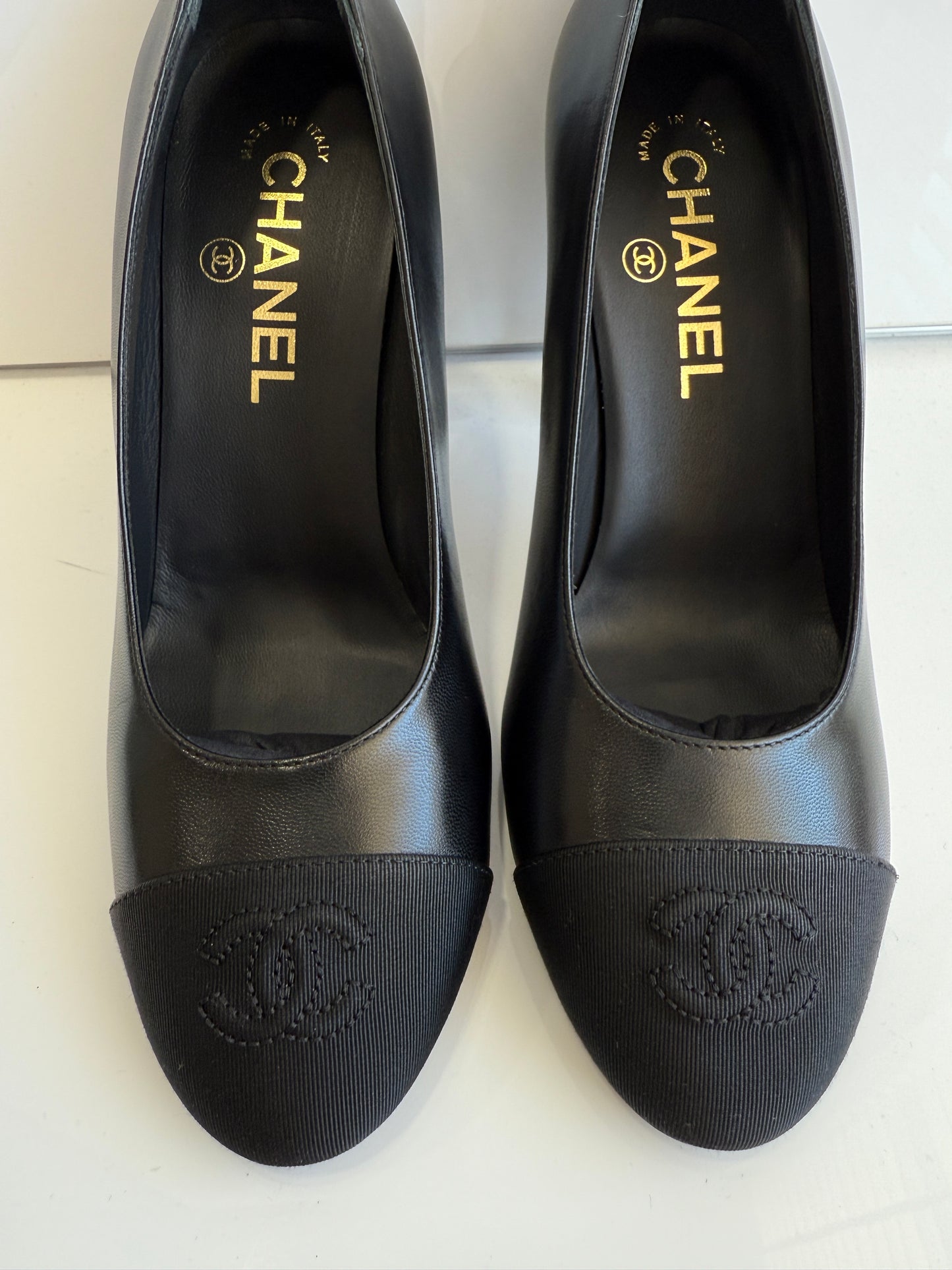 CHANEL CLASSIC CC LOGO GROSGRAIN CAP TOE BLACK LAMBSKIN LEATHER HEELS PUPMS