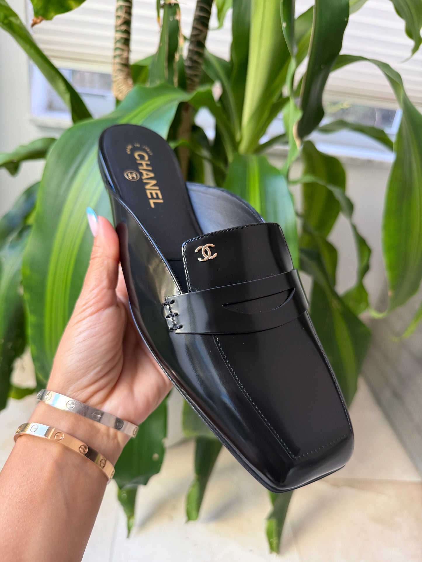 CHANEL F/W 2026 BLACK SHINY CALFSKIN LEATHER MULE LOAFERS  SQUARE TOE BLAZY MULES SLIDES