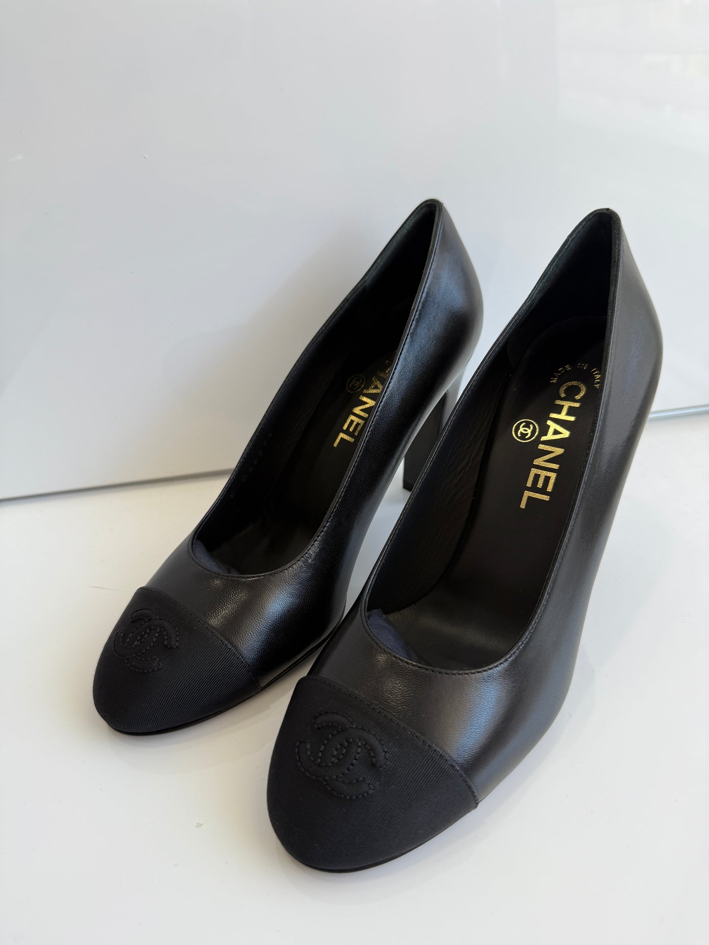 CHANEL CLASSIC CC LOGO GROSGRAIN CAP TOE BLACK LAMBSKIN LEATHER HEELS PUPMS