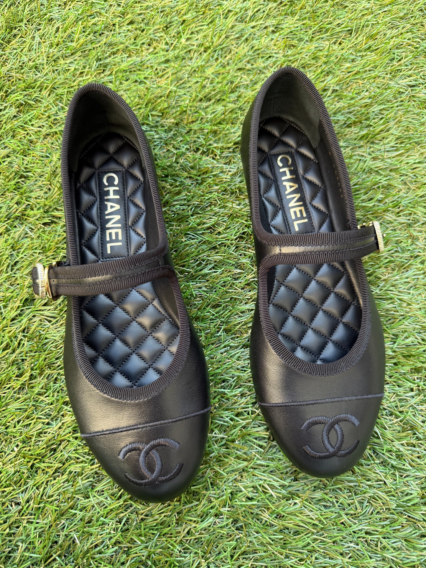 2025 CHANEL CC LOGO BLACK LEATHER CAP TOE MARYJANE BALLET FLATS SHOES GOLD BUCKLE
