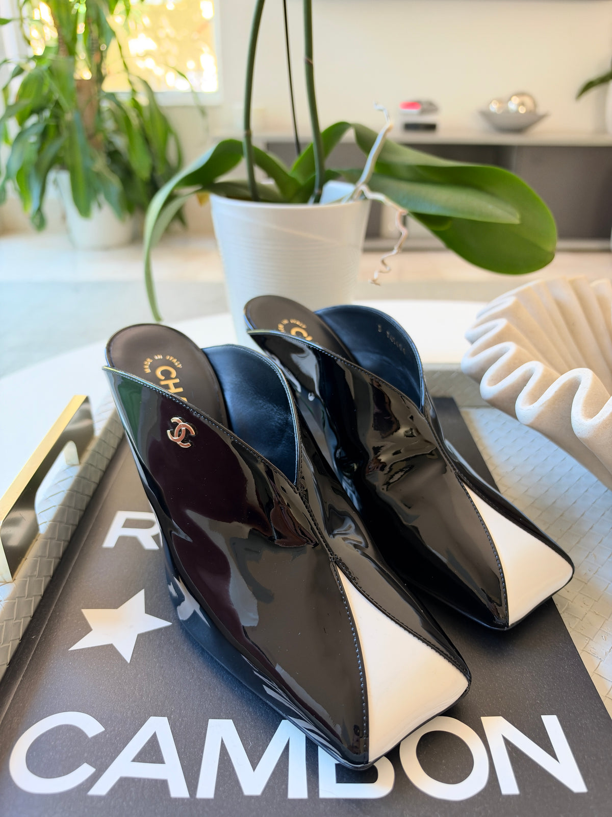 CHANEL F/W 26 BLACK PATENT LEATHER WHITE GREEN SQUARE TOE HEELS MULE PUMPS