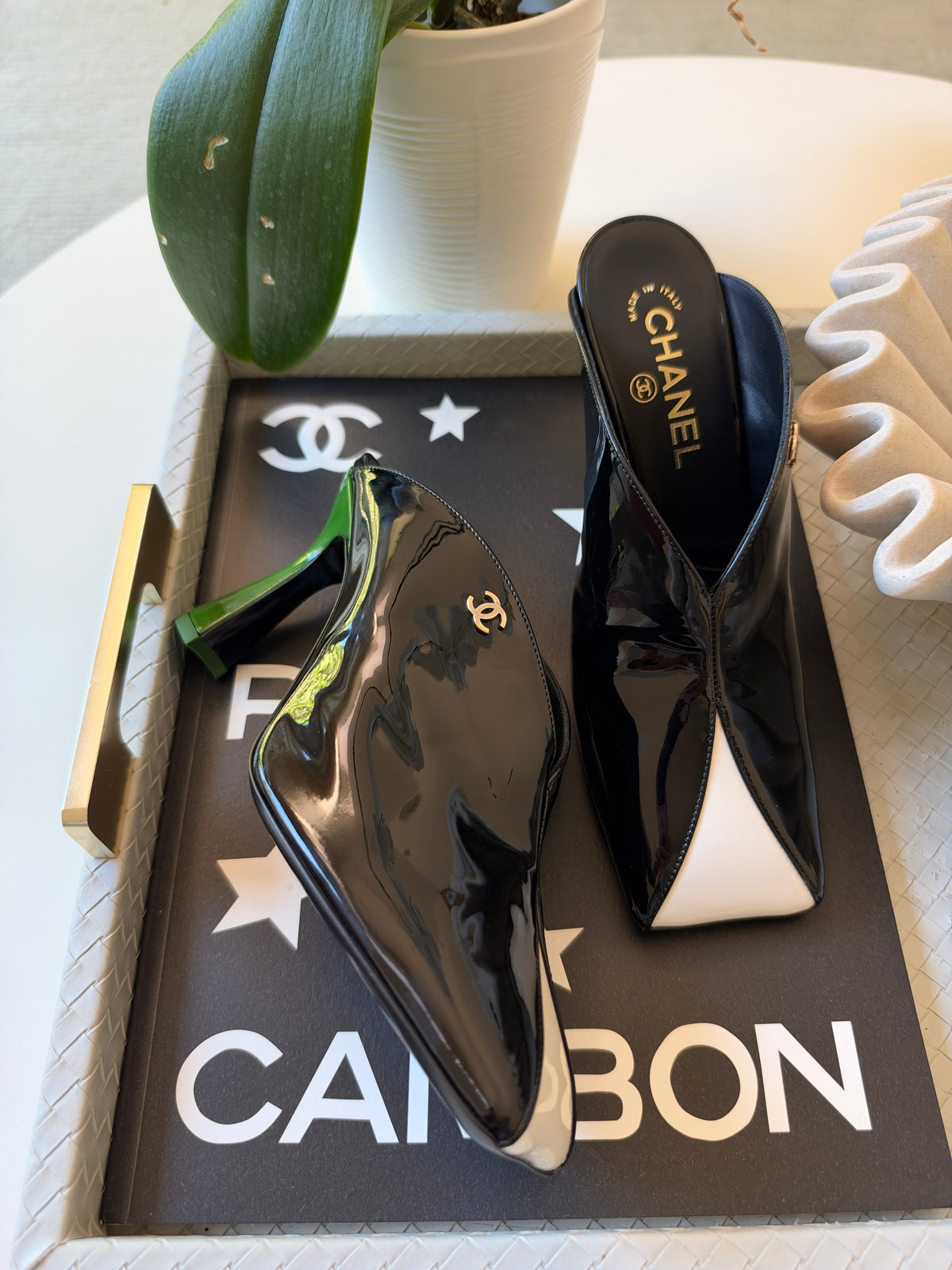 CHANEL F/W 26 BLACK PATENT LEATHER WHITE GREEN SQUARE TOE HEELS MULE PUMPS