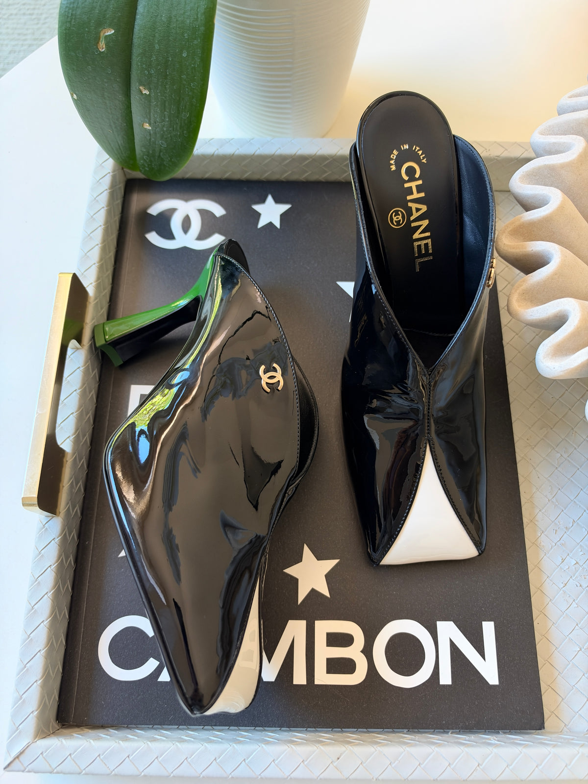 CHANEL F/W 26 BLACK PATENT LEATHER WHITE GREEN SQUARE TOE HEELS MULE PUMPS