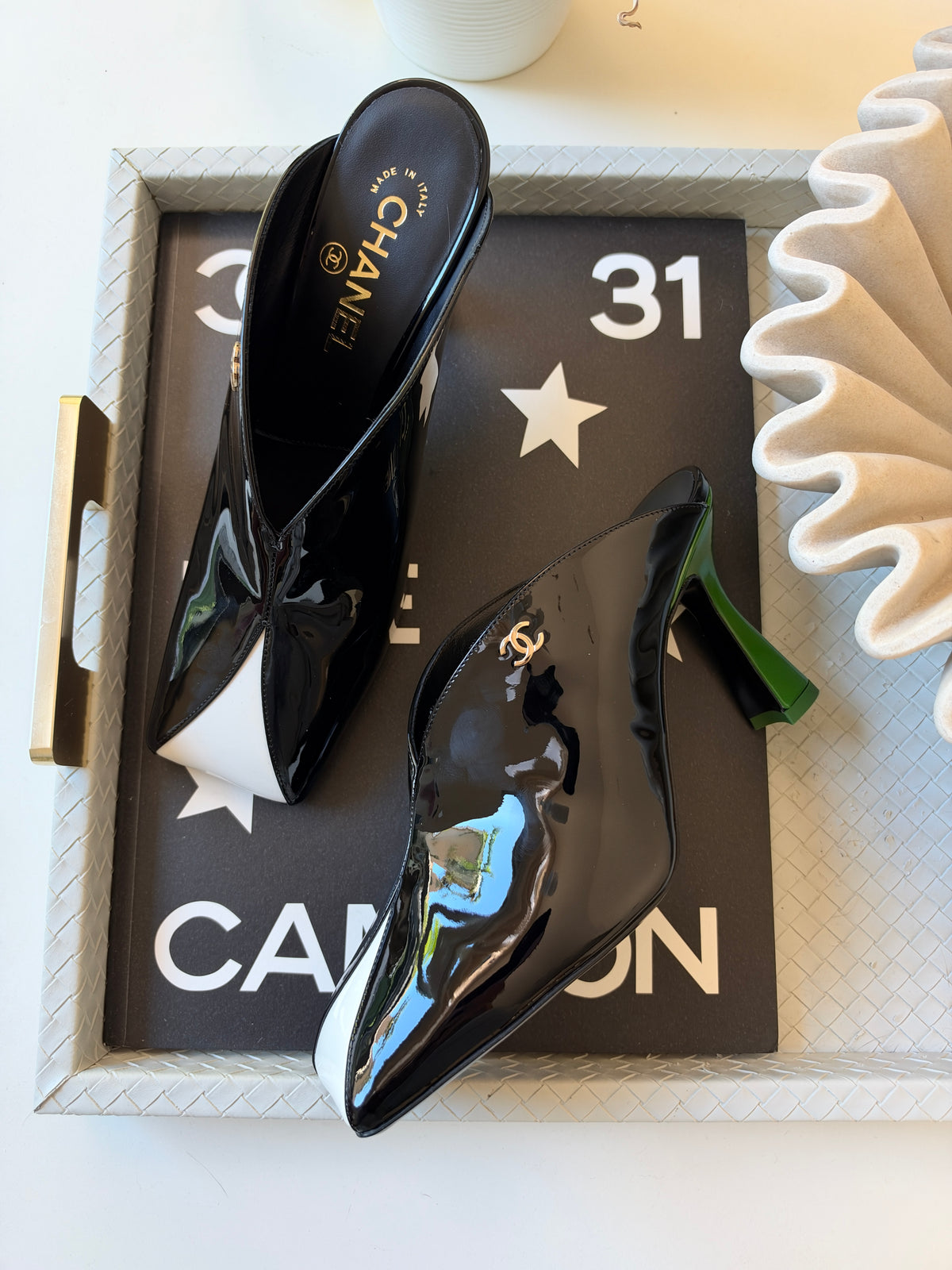 CHANEL F/W 26 BLACK PATENT LEATHER WHITE GREEN SQUARE TOE HEELS MULE PUMPS