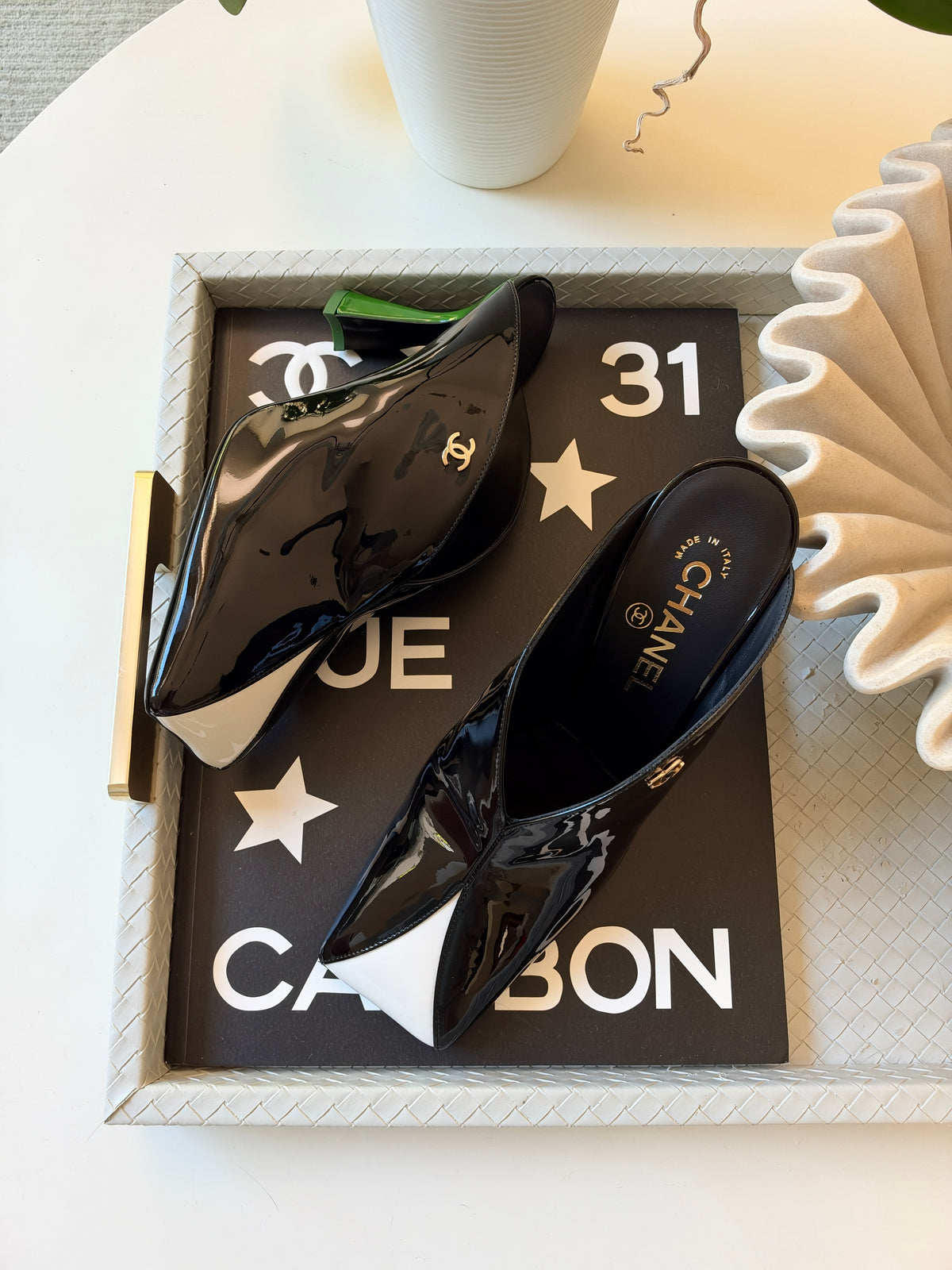 CHANEL F/W 26 BLACK PATENT LEATHER WHITE GREEN SQUARE TOE HEELS MULE PUMPS