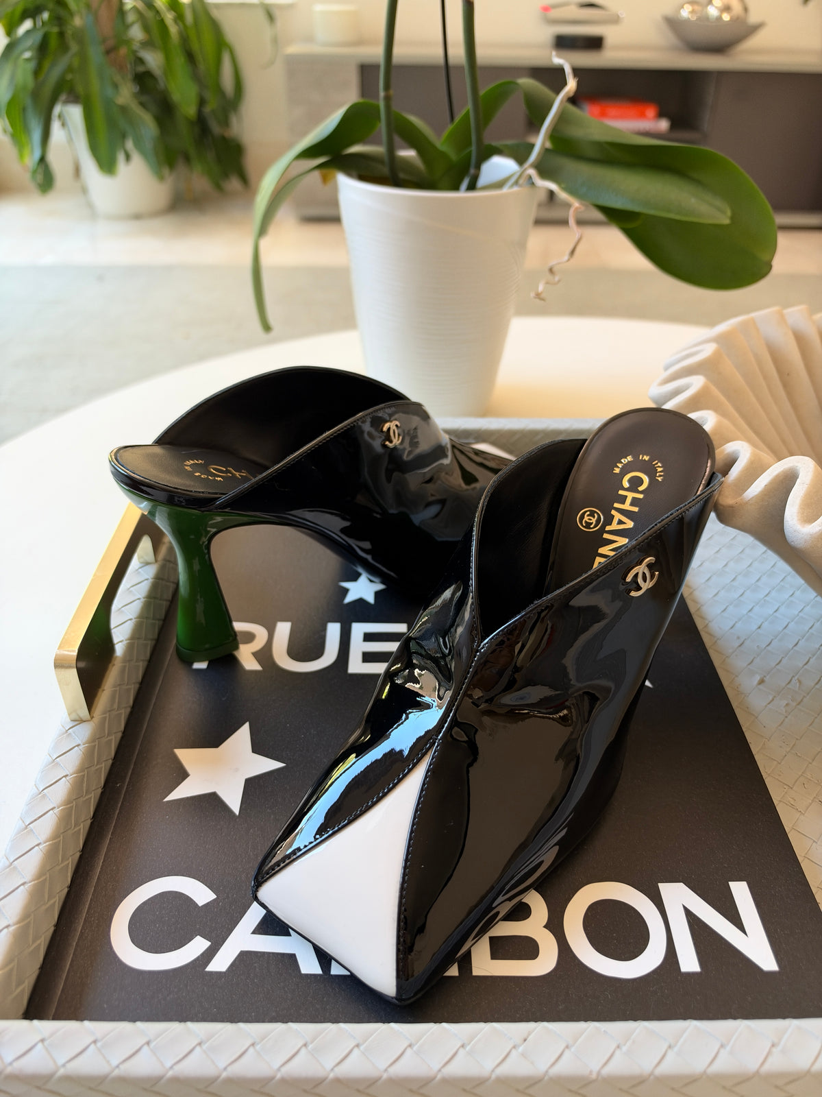 CHANEL F/W 26 BLACK PATENT LEATHER WHITE GREEN SQUARE TOE HEELS MULE PUMPS