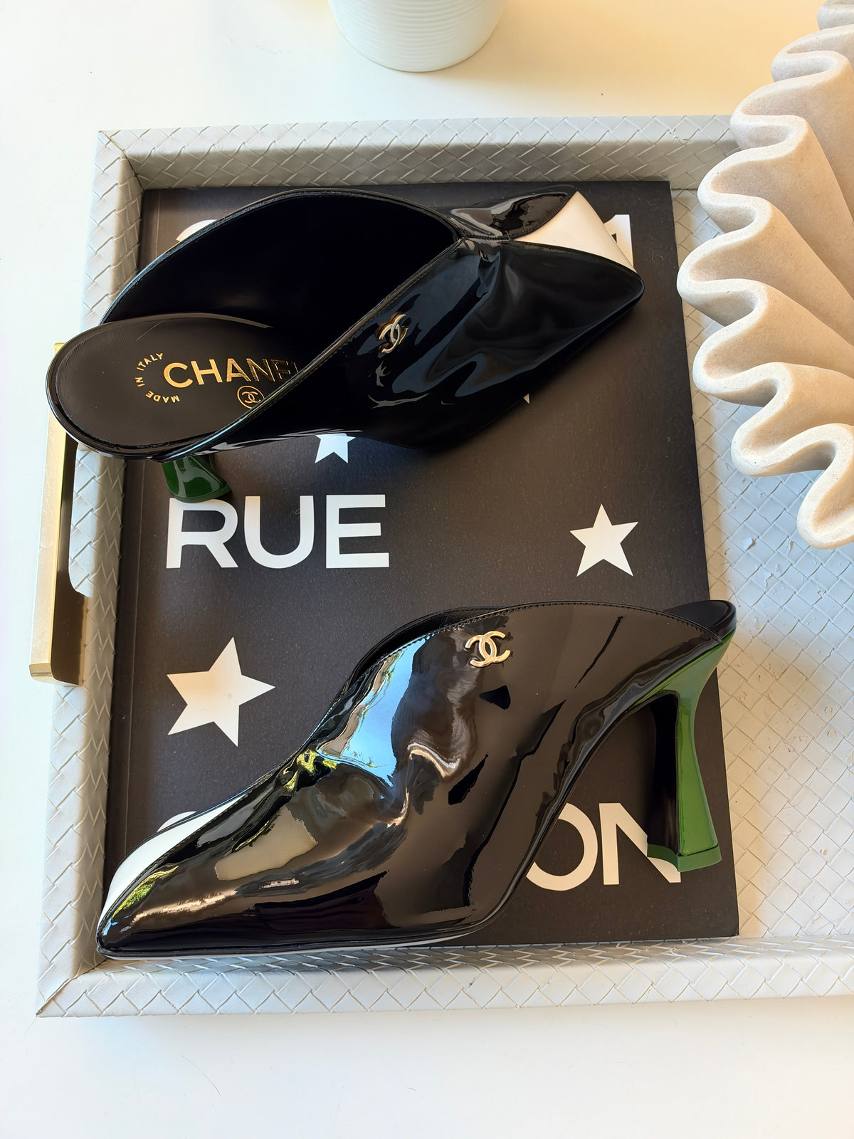 CHANEL F/W 26 BLACK PATENT LEATHER WHITE GREEN SQUARE TOE HEELS MULE PUMPS