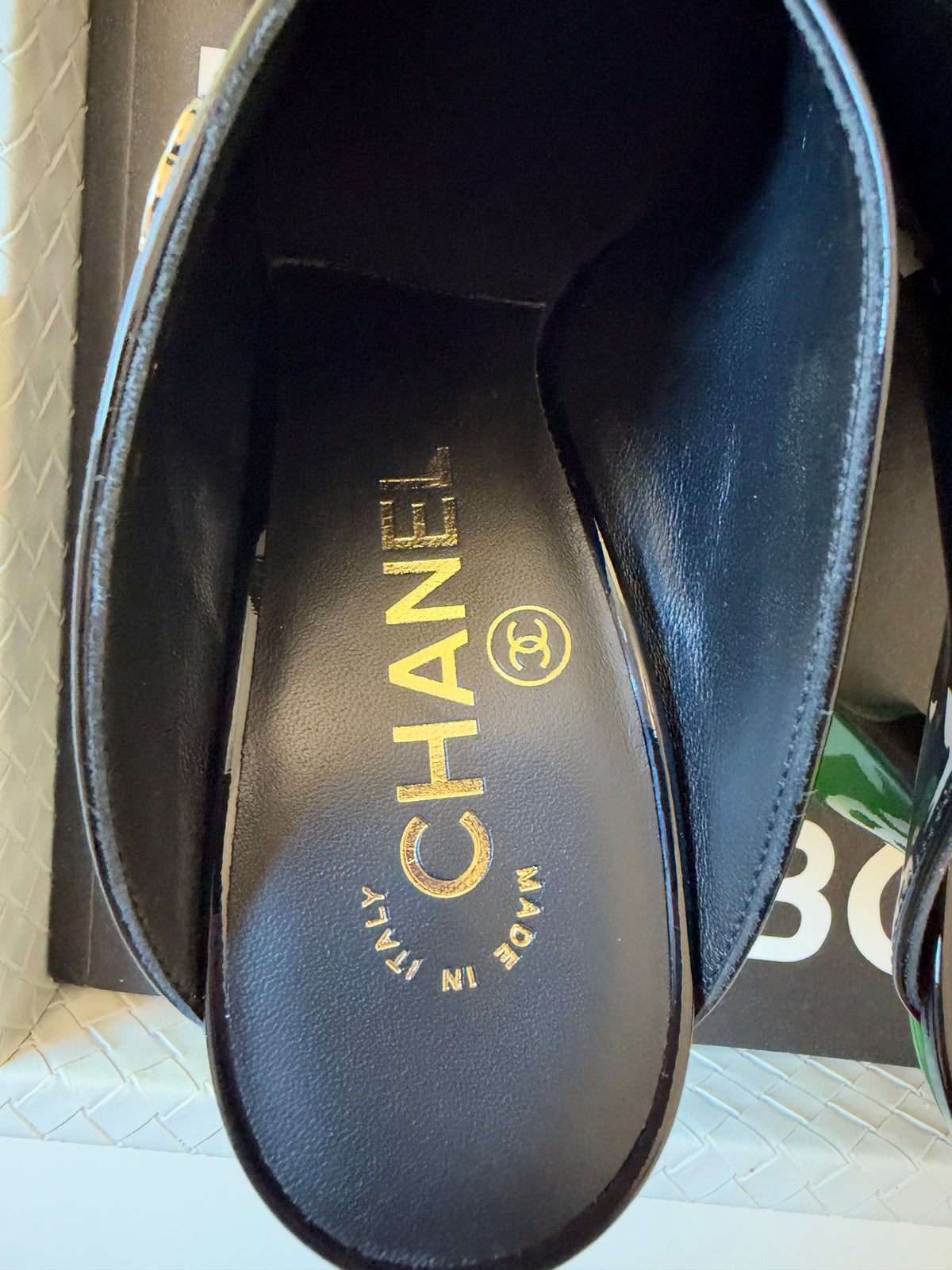 CHANEL F/W 26 BLACK PATENT LEATHER WHITE GREEN SQUARE TOE HEELS MULE PUMPS