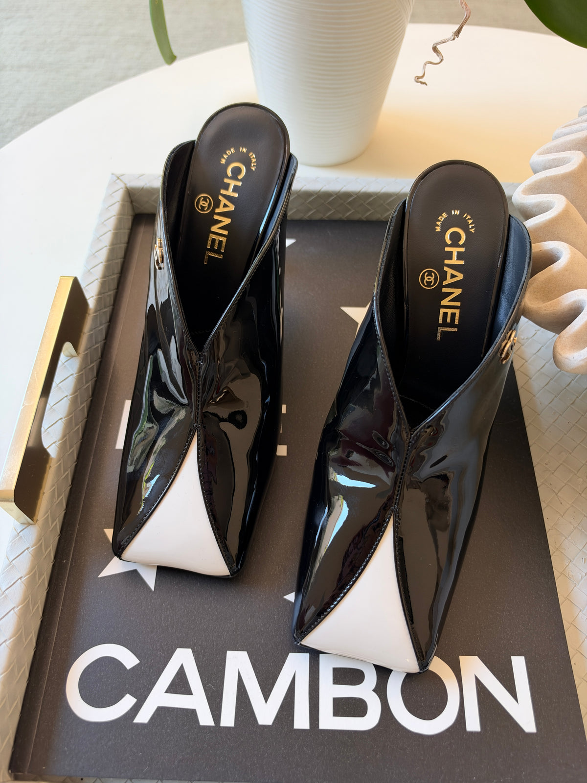 CHANEL F/W 26 BLACK PATENT LEATHER WHITE GREEN SQUARE TOE HEELS MULE PUMPS