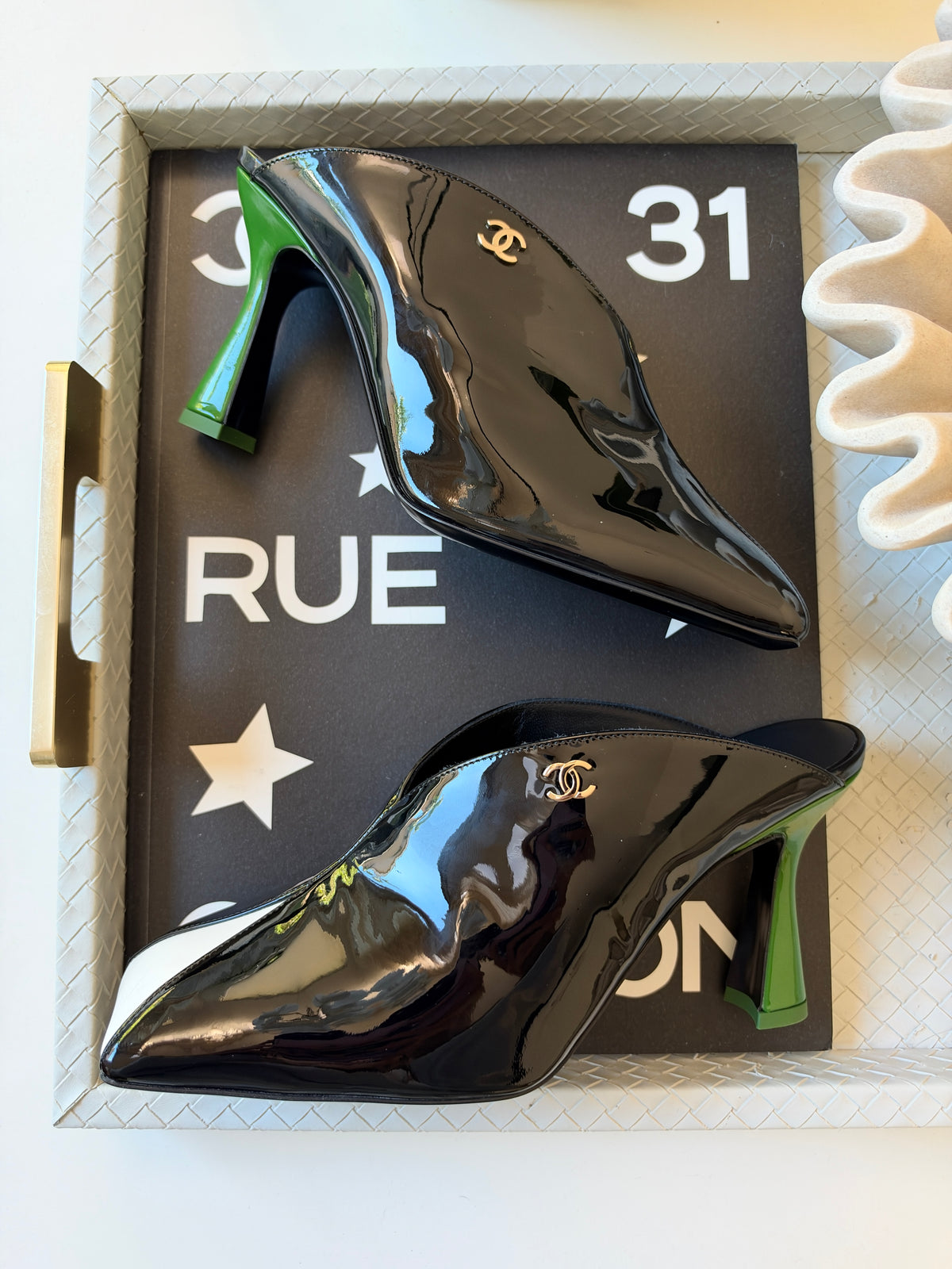 CHANEL F/W 26 BLACK PATENT LEATHER WHITE GREEN SQUARE TOE HEELS MULE PUMPS