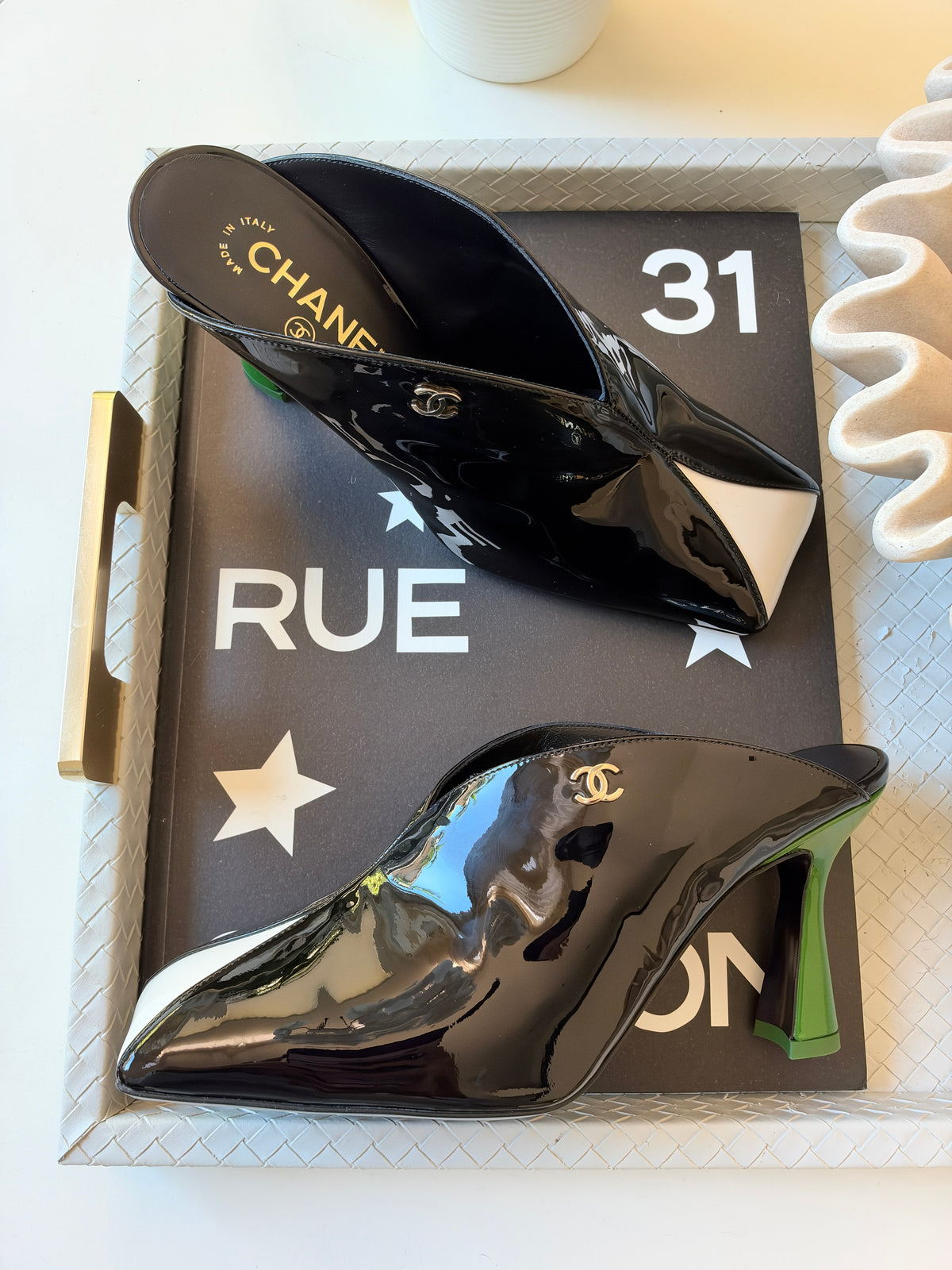 CHANEL F/W 26 BLACK PATENT LEATHER WHITE GREEN SQUARE TOE HEELS MULE PUMPS