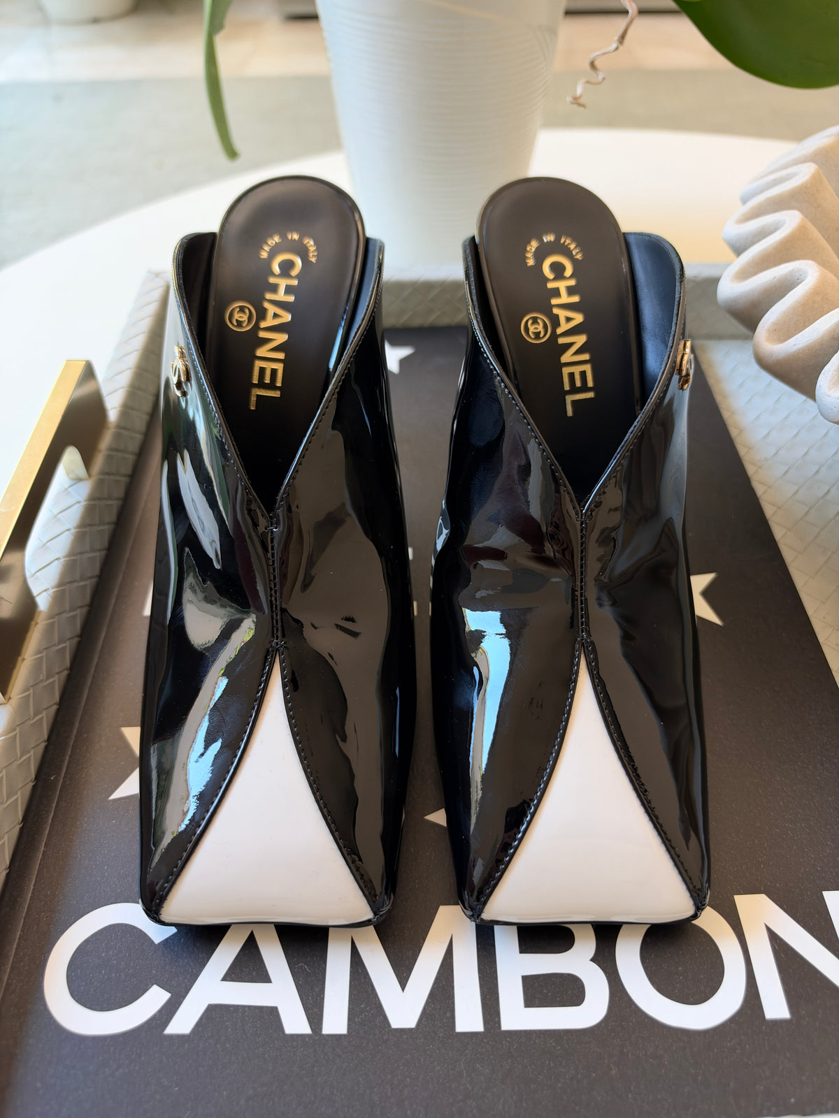 CHANEL F/W 26 BLACK PATENT LEATHER WHITE GREEN SQUARE TOE HEELS MULE PUMPS
