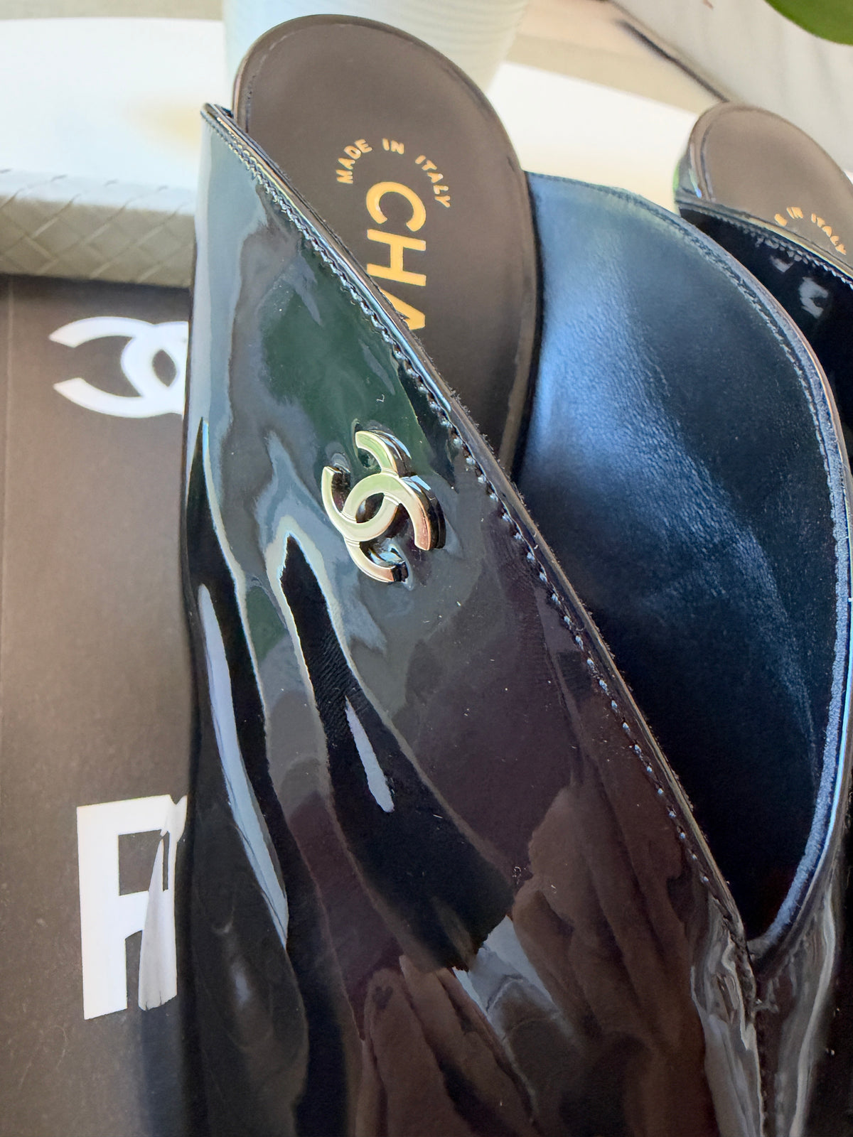 CHANEL F/W 26 BLACK PATENT LEATHER WHITE GREEN SQUARE TOE HEELS MULE PUMPS