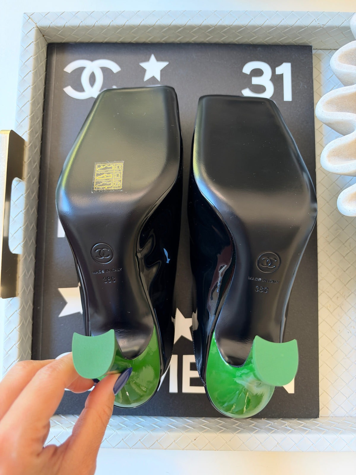CHANEL F/W 26 BLACK PATENT LEATHER WHITE GREEN SQUARE TOE HEELS MULE PUMPS